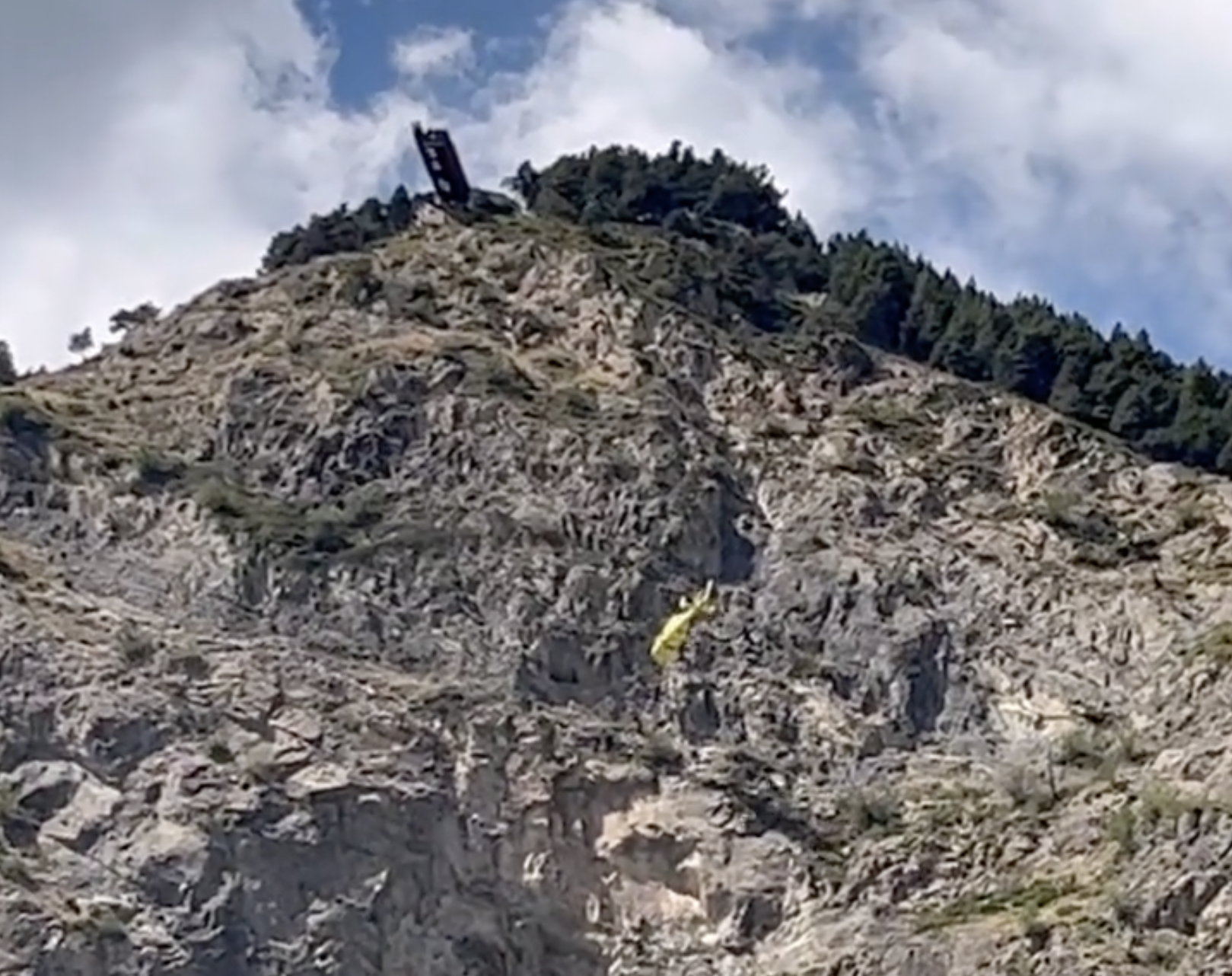 L'helicòpter sobrevolant la zona.