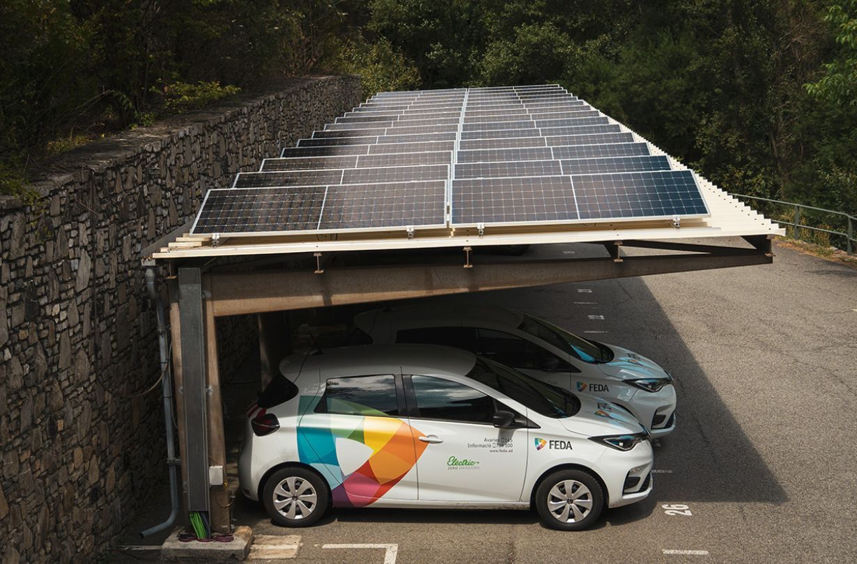 Panells fotovoltaics a les marquesines que flanquegen l’edifici de la Casa d'empleats de FEDA a Encamp.