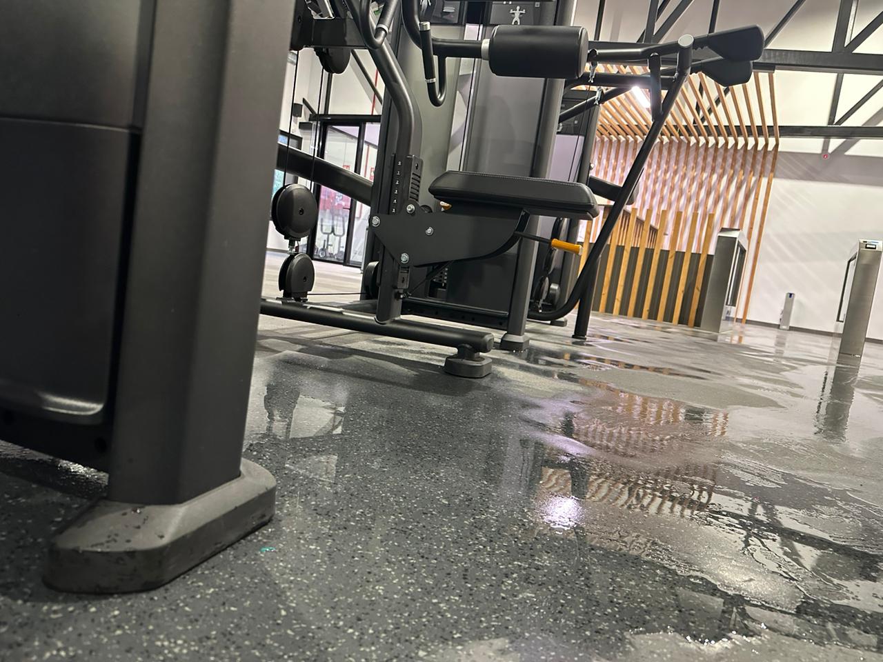 Aigua dins del gimnàs del complex esportiu d'Encamp.