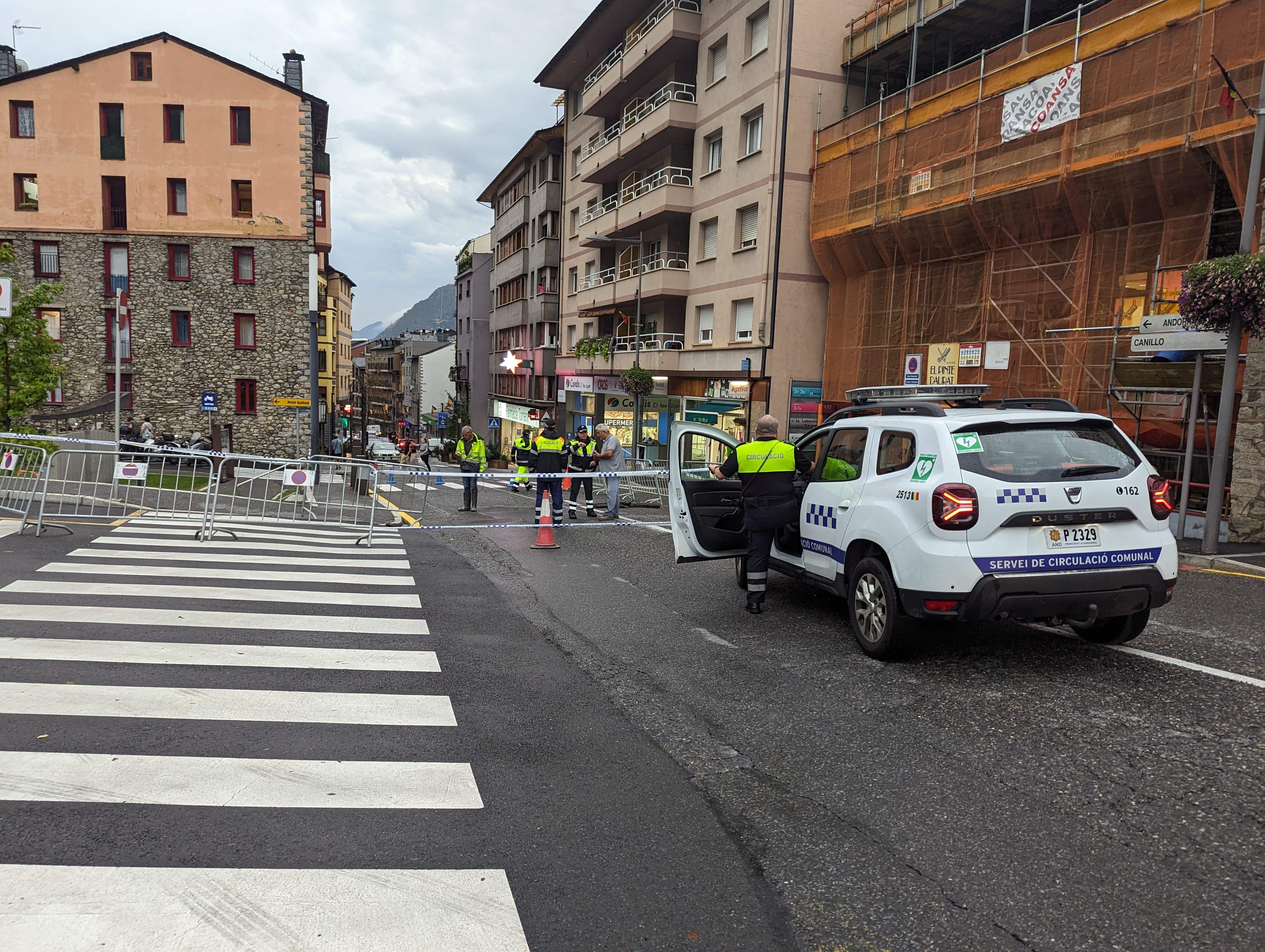 Els agents de circulació ultimant el tall a l'avinguda François Mitterrand.