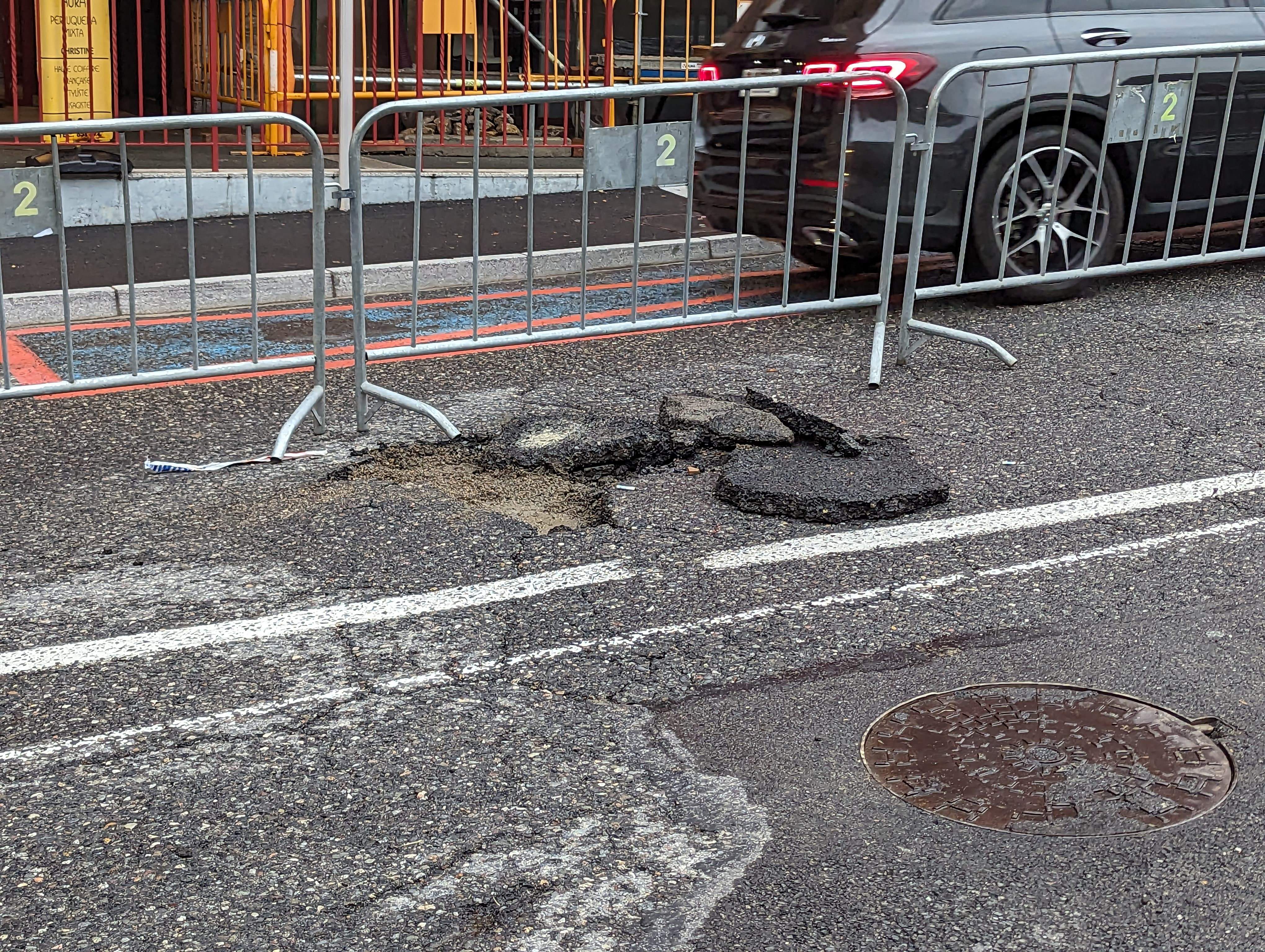 L'esvoranc que s'ha produït a l'asfalt.