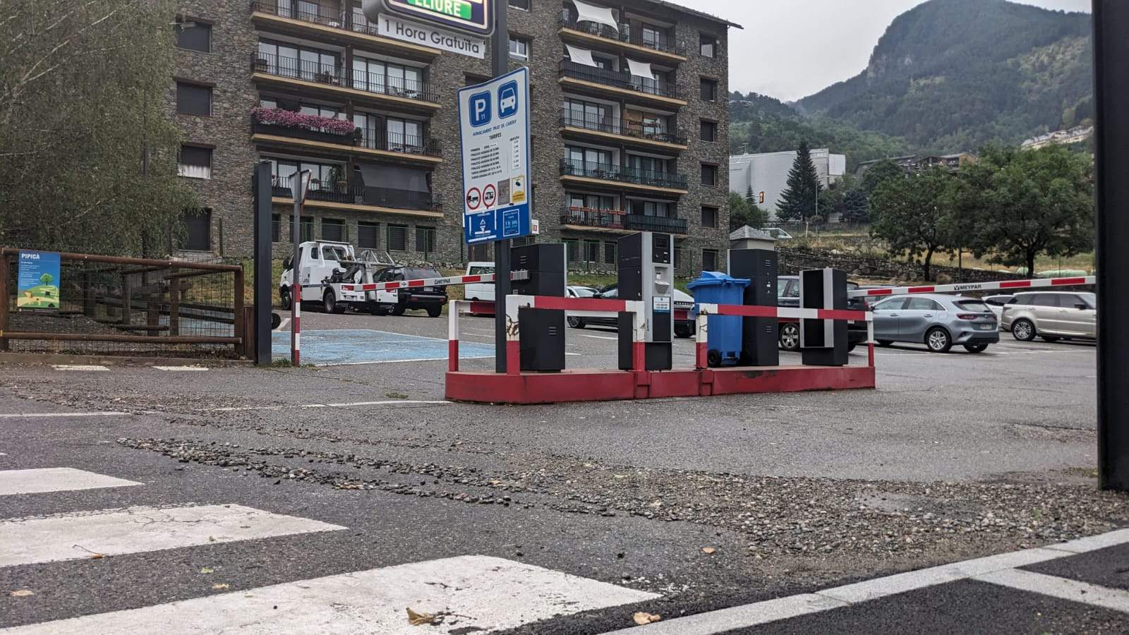 Estat en què ha quedat l'accés a un aparcament exterior encampadà just davant del Rosaleda.