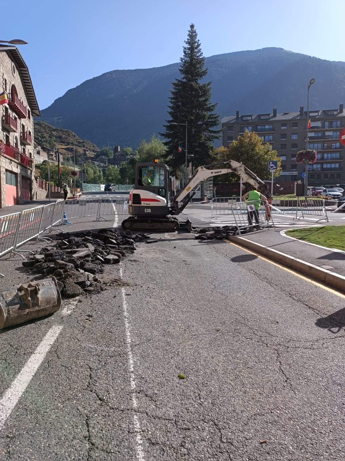 Treballs per retirar l'asfalt deficient, aquest matí.