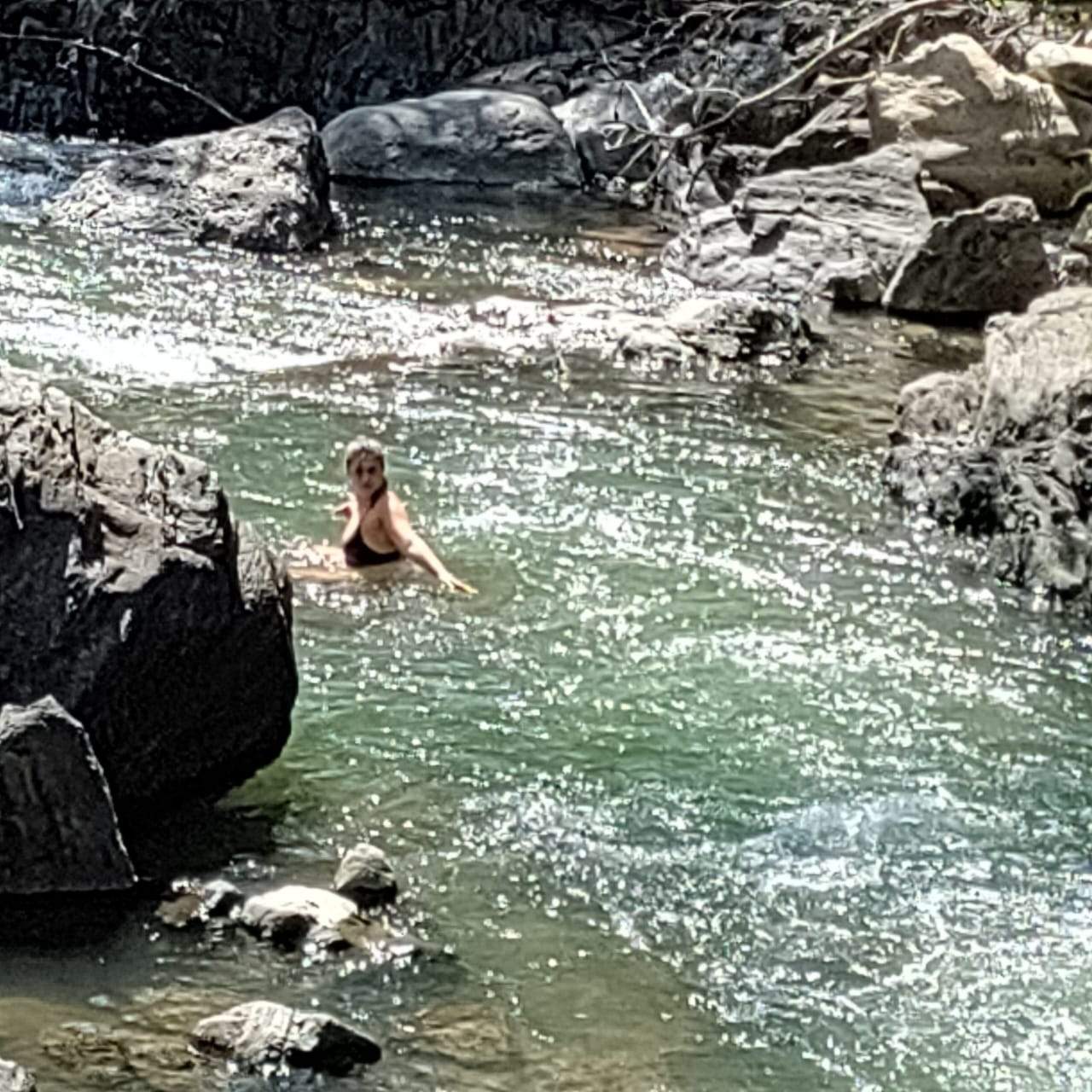Una banyista al riu Valira a Sant Julià de Lòria aquest dimecres.