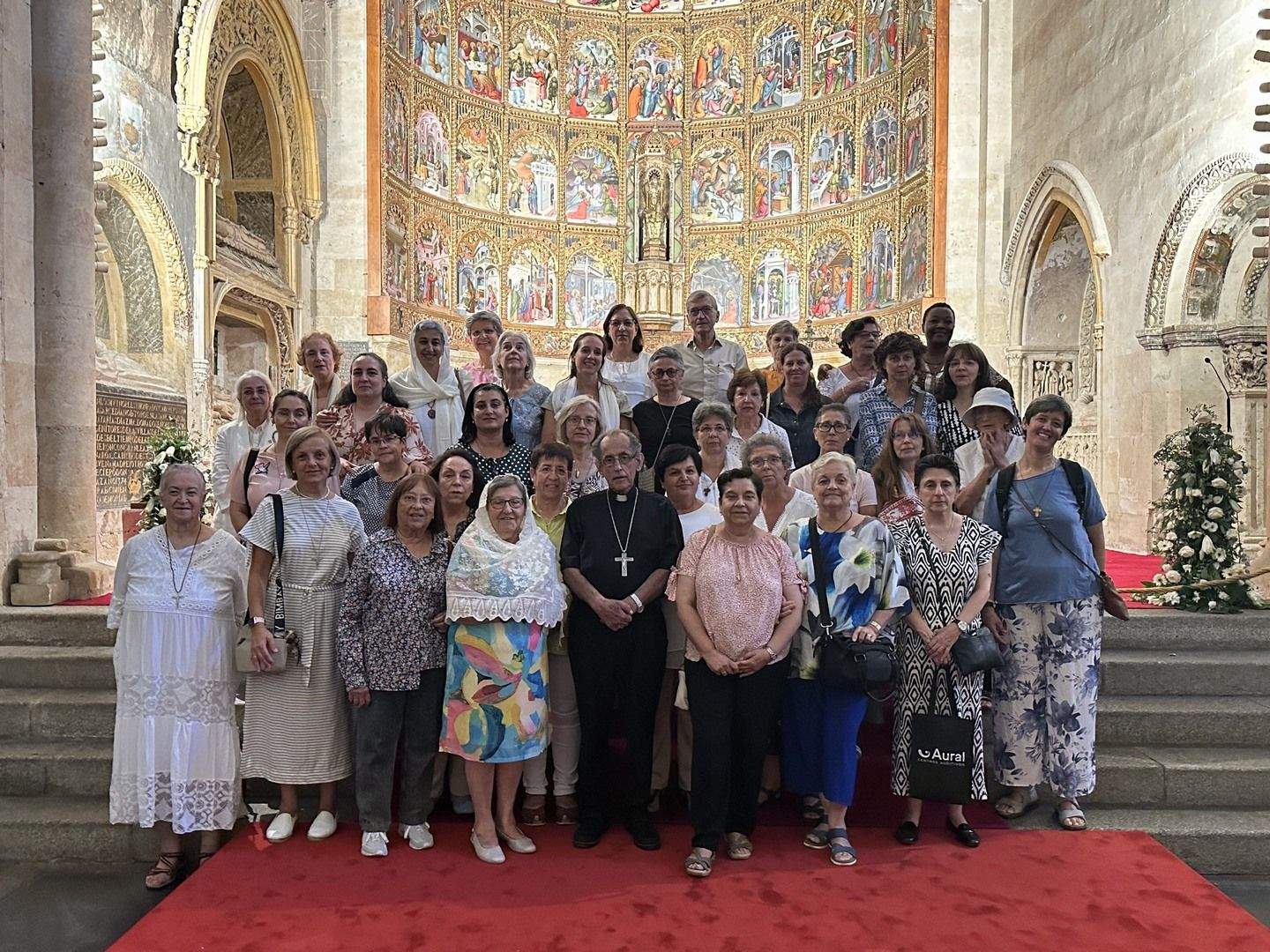 Fina Riera i Cristina Ribot en una foto de grup, a la tercera fila i al centre.