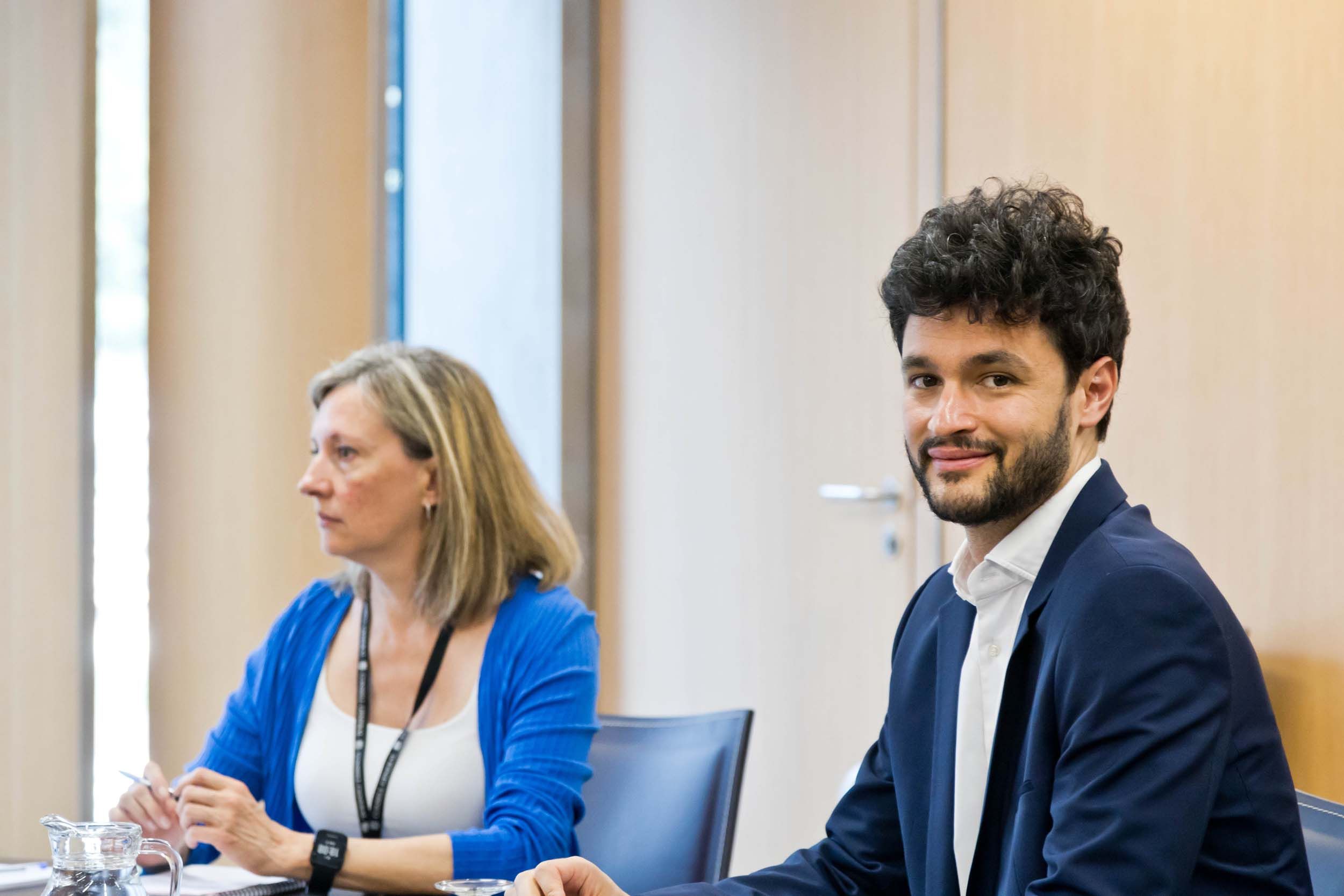 Cerni Escalé, al costat de Maria Àngels Aché, en una reunió d'una junta de presidents de grup parlamentari. Cerni Escalé, al costat de Maria Àngels Aché, en una reunió d'una junta de presidents de grup parlamentari.