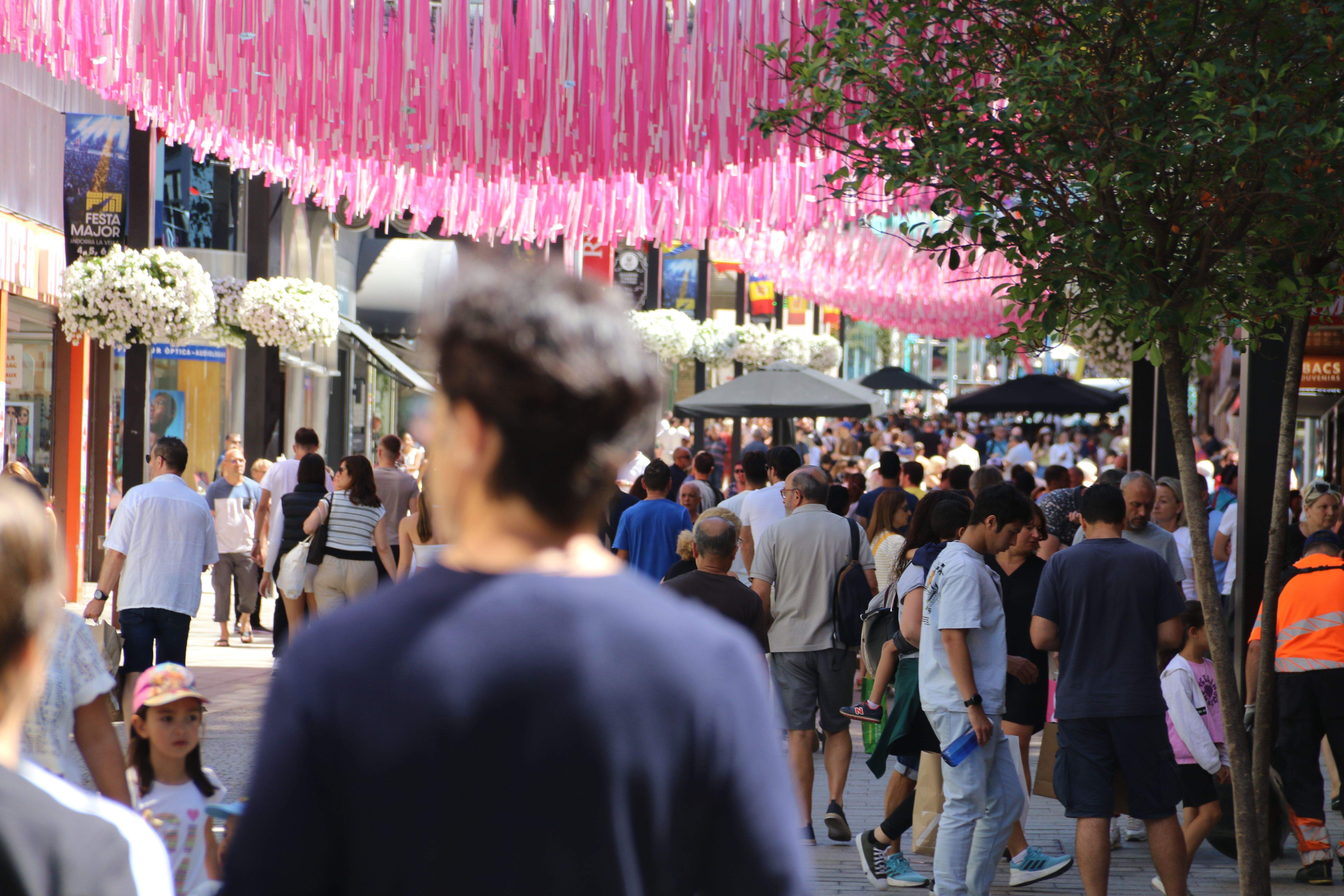 Visitants per l'avinguda Meritxell.
