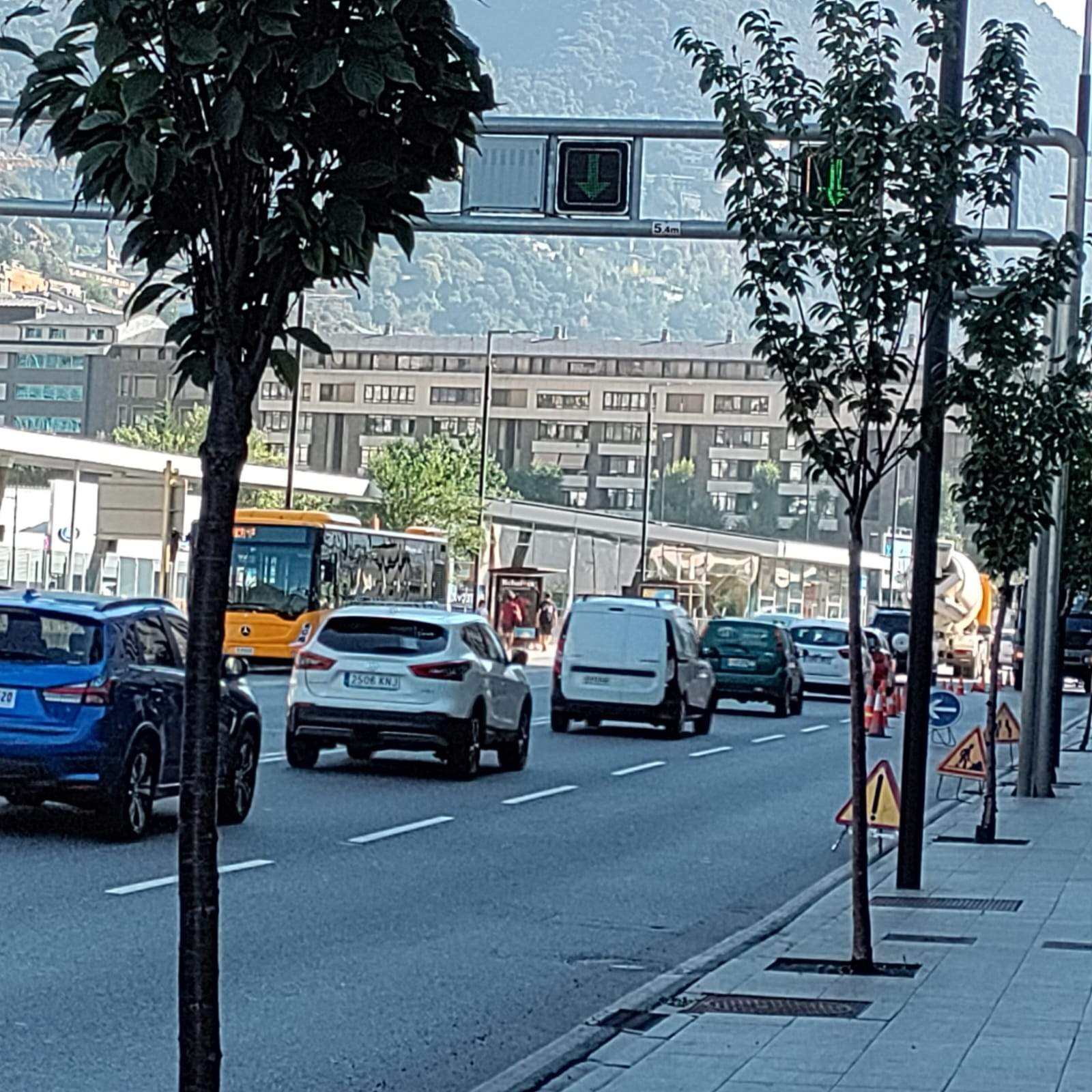 Retencions al centre d'Andorra la Vella aquest dijous al matí.