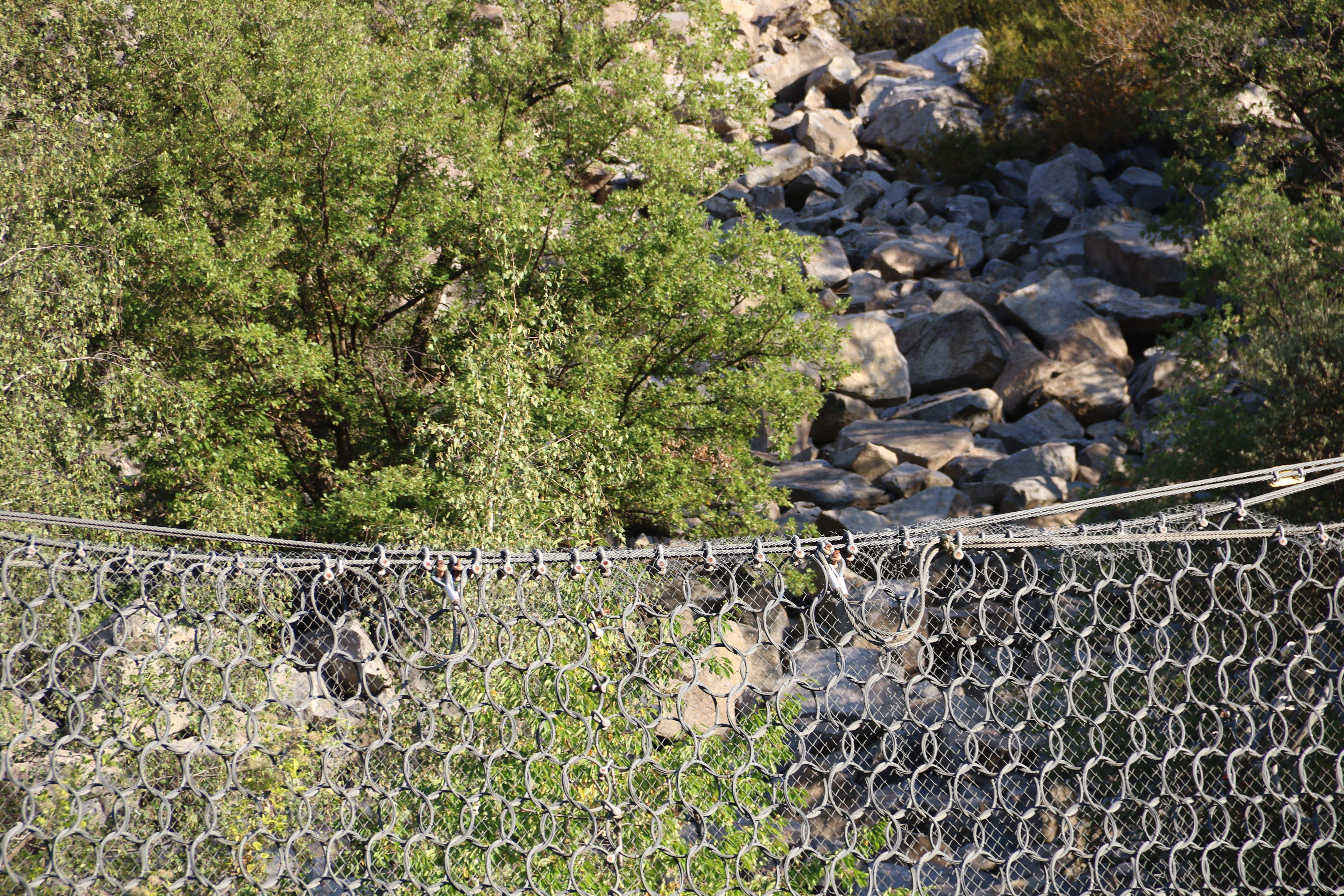 Una de les xarxes dinàmiques de protecció al Solà d'Enclar, aquest matí.