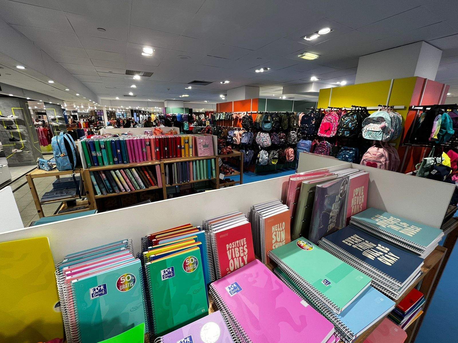 Material escolar a la zona especial de papereria a Pyrénées