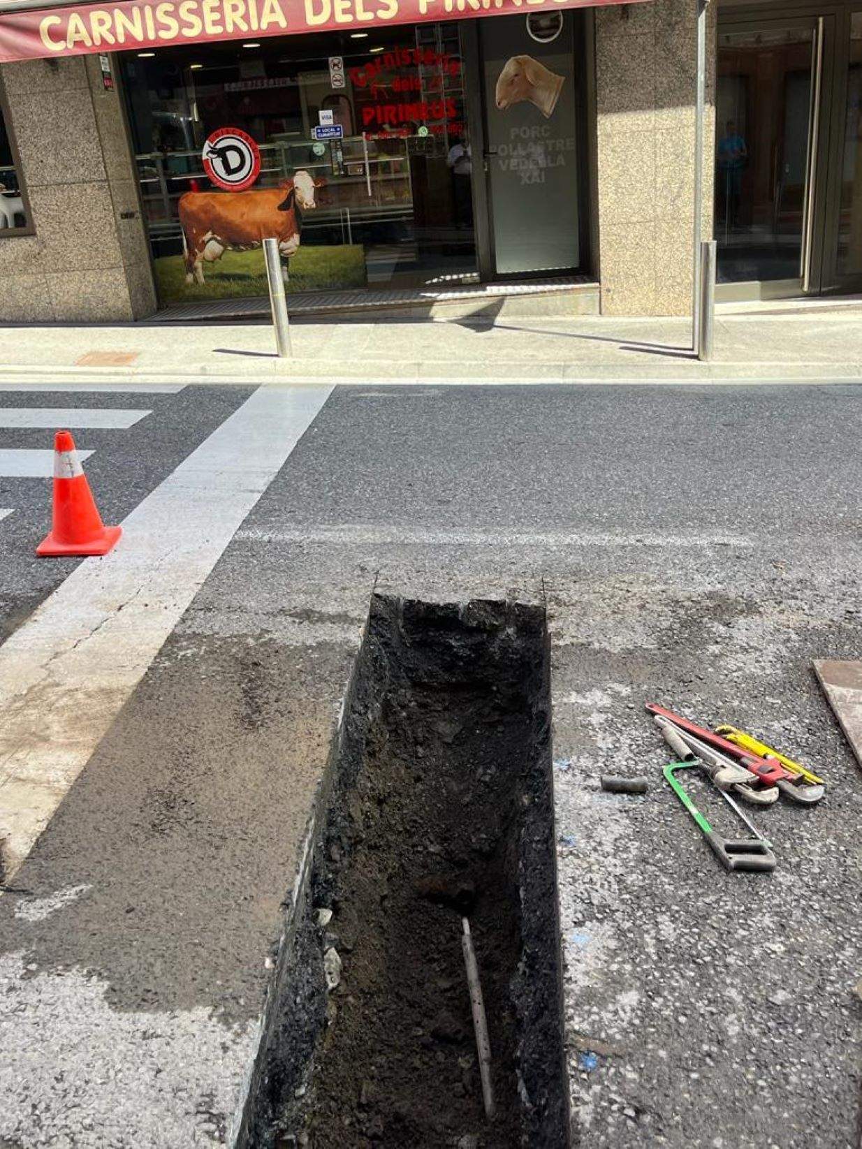 La rasa on hi ha el tub trencat.