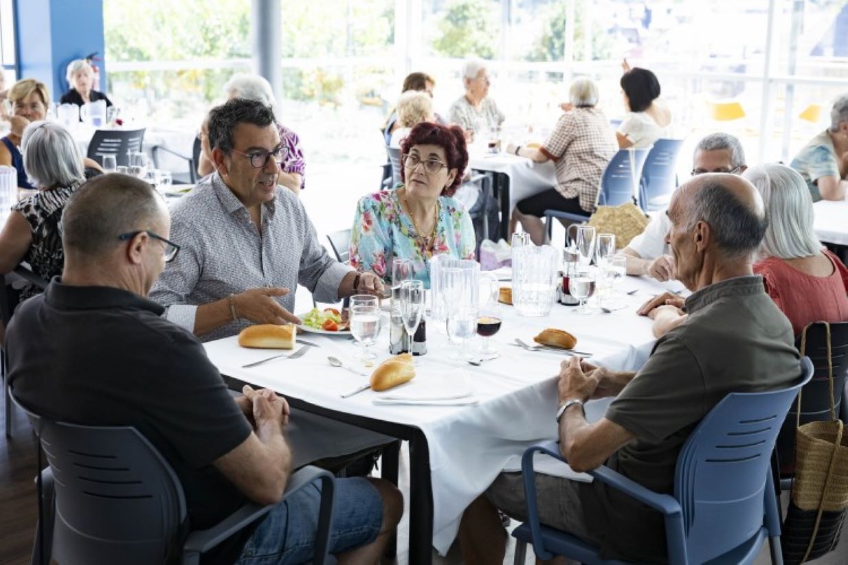 El cònsol menor d'Andorra la Vella, Miquel Canturri dinant amb usuaris del Calones.