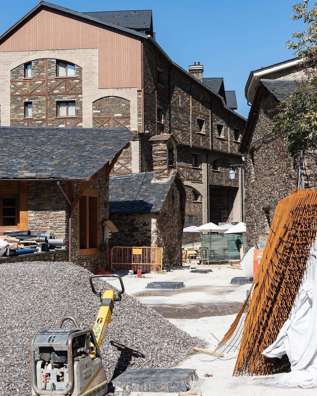 Els treballs de reforma en primer terme, la capella de Sant Bartomeu al fons.