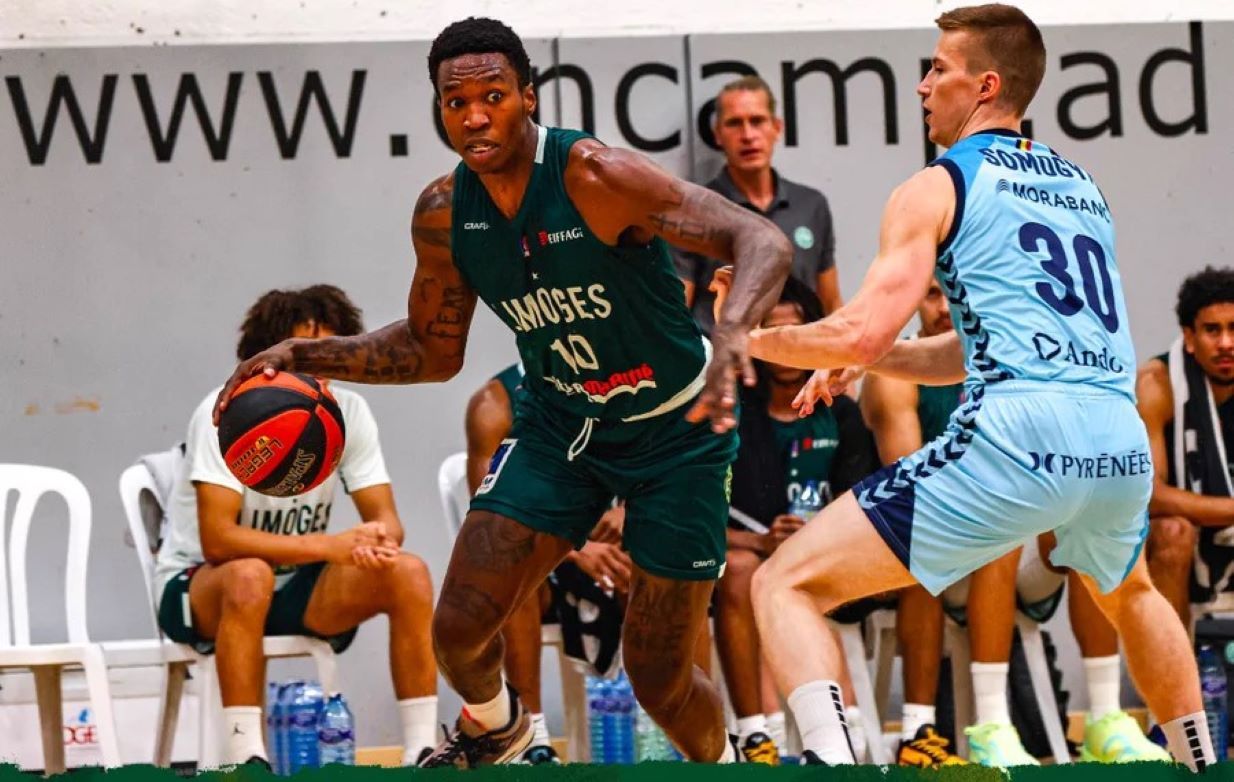 Doolittle intenta escapolir-se del marcatge d'Adam Somogyi al partit d'aquests dijous.