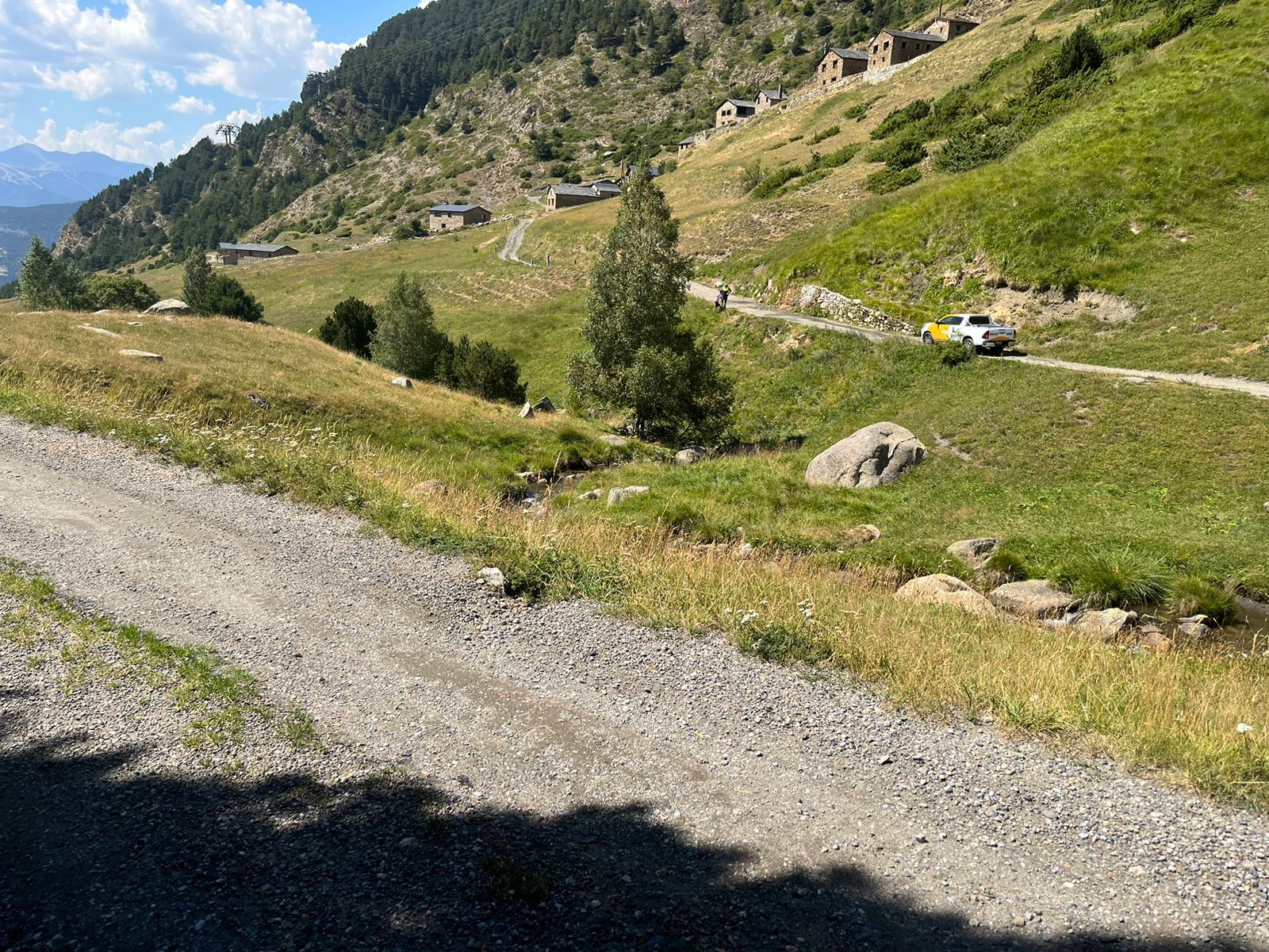 El camí del Recoder en el punt on hi ha hagut l'accident i al fons un agent de circulació i un tècnic de grues valorant la situació.