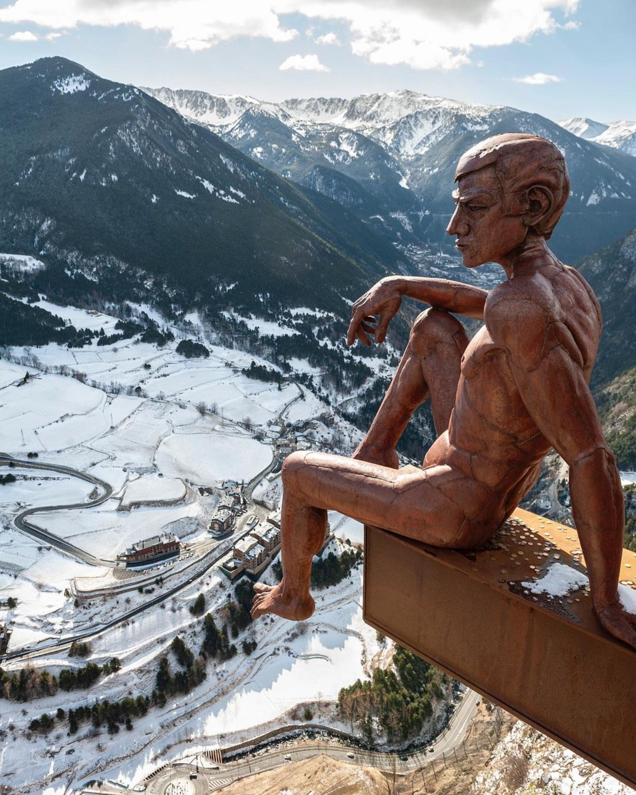 L'home que observa Canillo des del mirador del Roc del Quer un dia d'hivern.