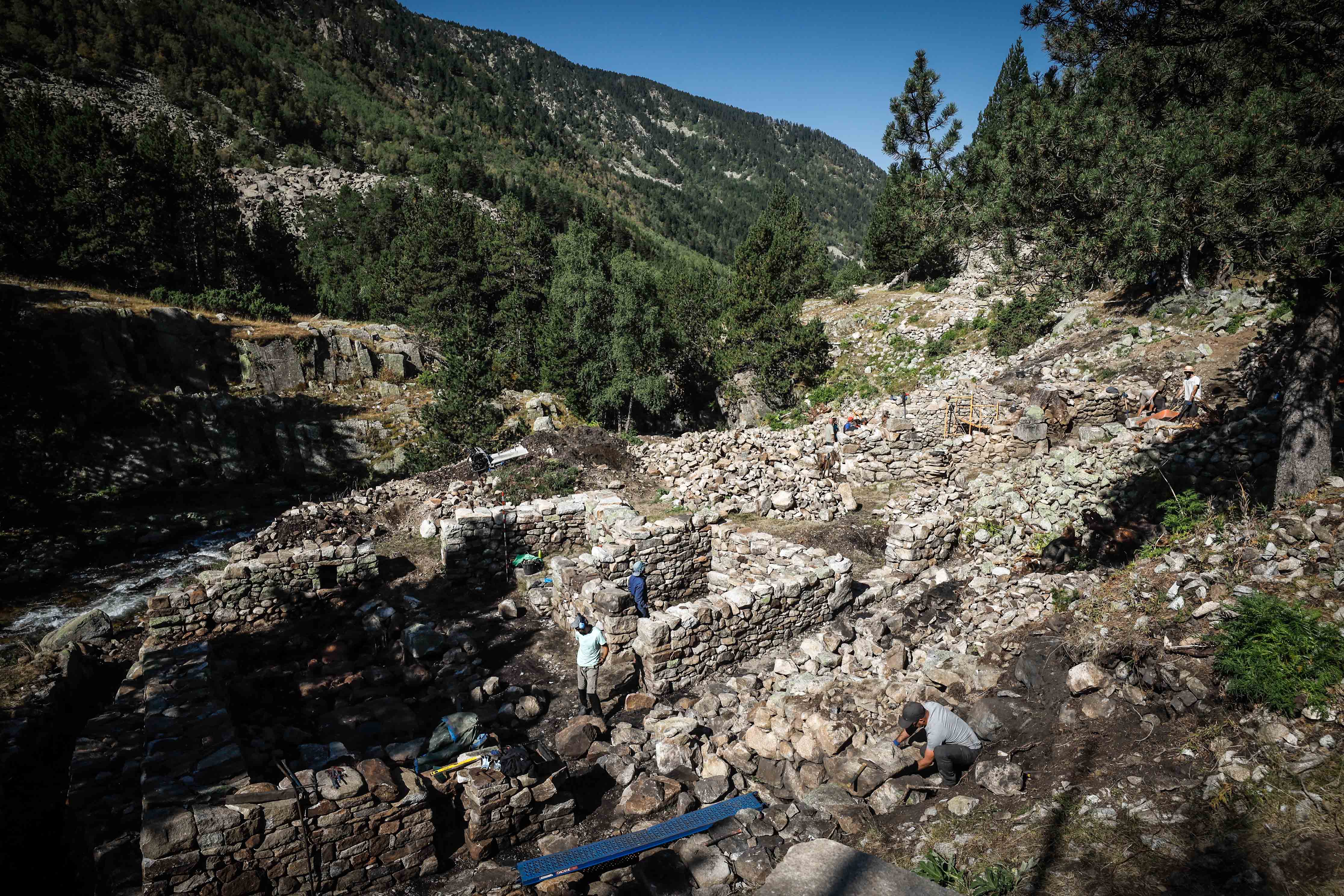 Una vista de la intervenció d'aquest estiu, de fet avui mateix, a la farga del Madriu.