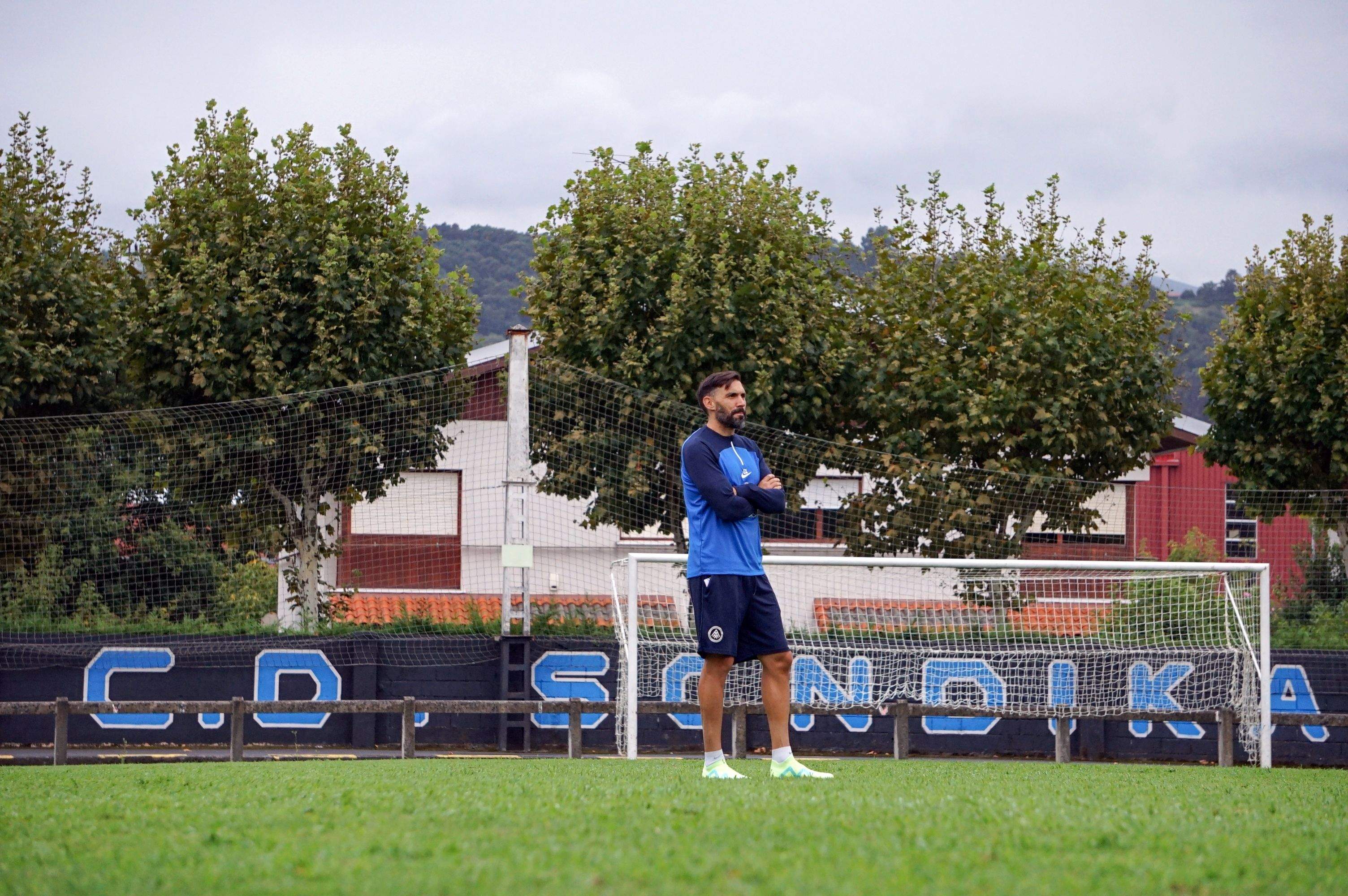 Eder Sarabia observant les evolucions de l'entrenament d'aquesta tarda al camp del Sondika.