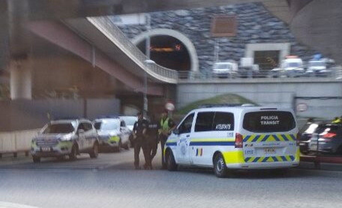 Un vehicle policial d'atestats sota el vial encampadà del túnel dels Dos Valires.