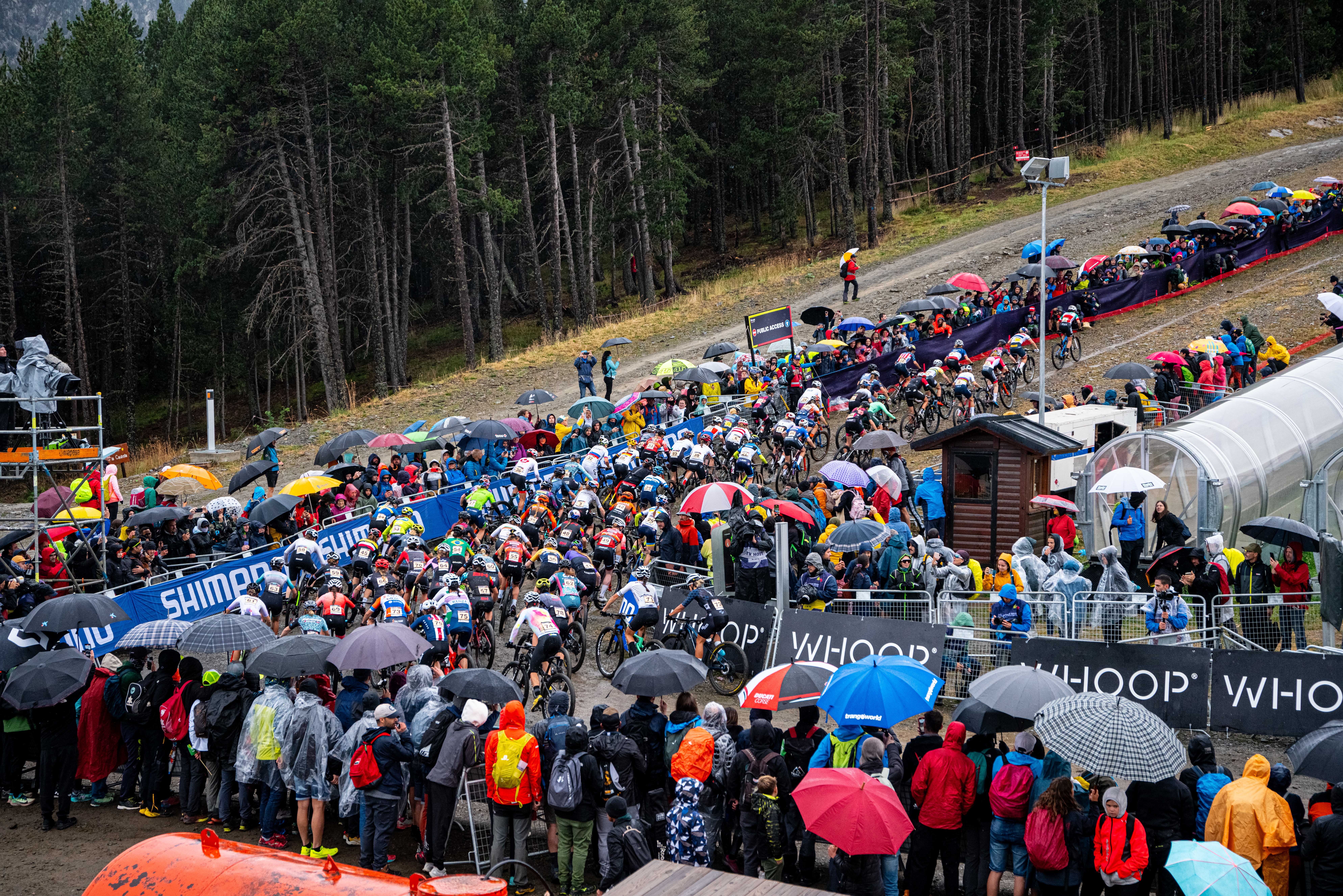 Sortida d'una de les proves de la jornada dominical.