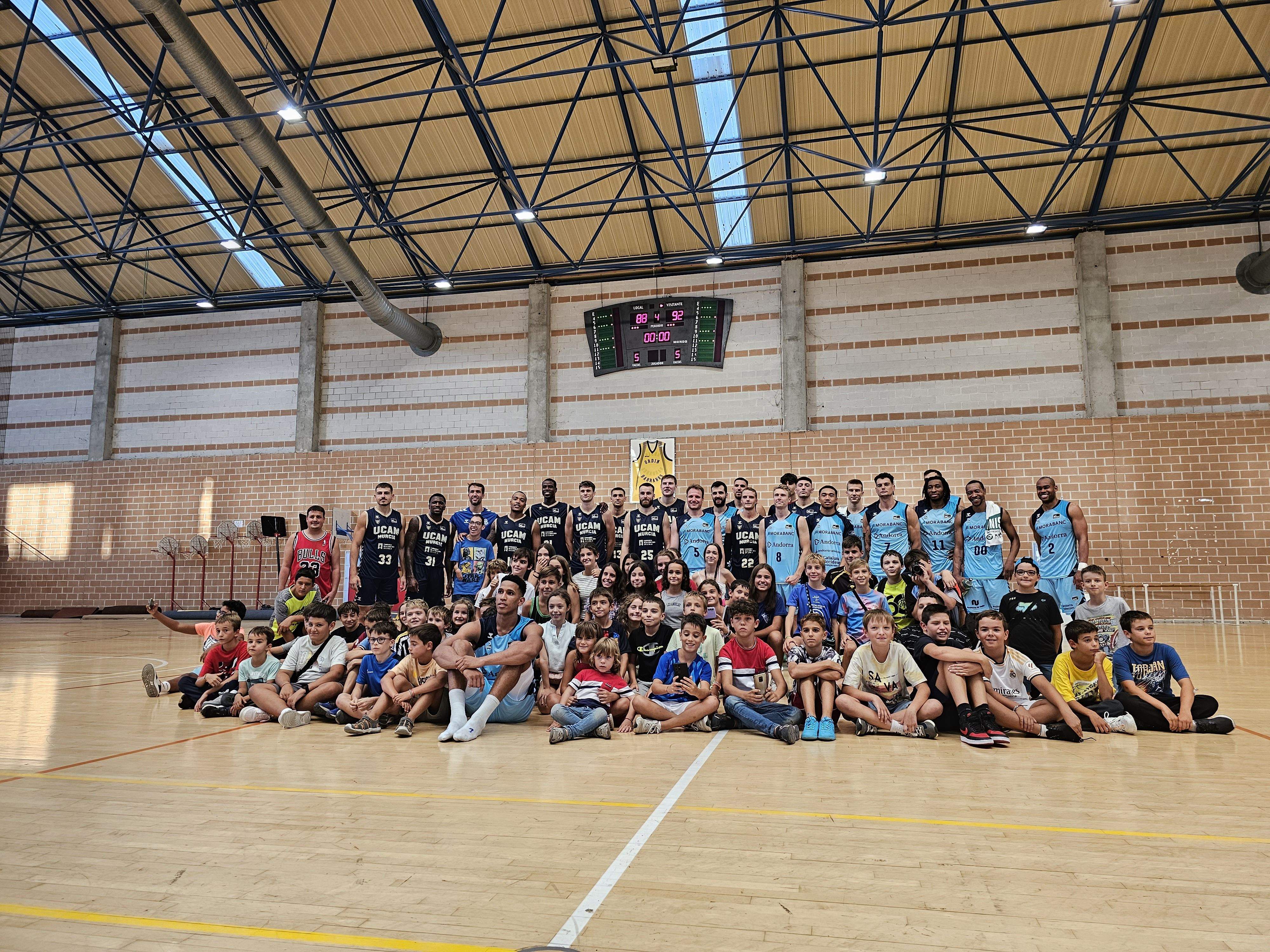Foto de grup dels dos equips amb jugadors de la base del Montsó.
