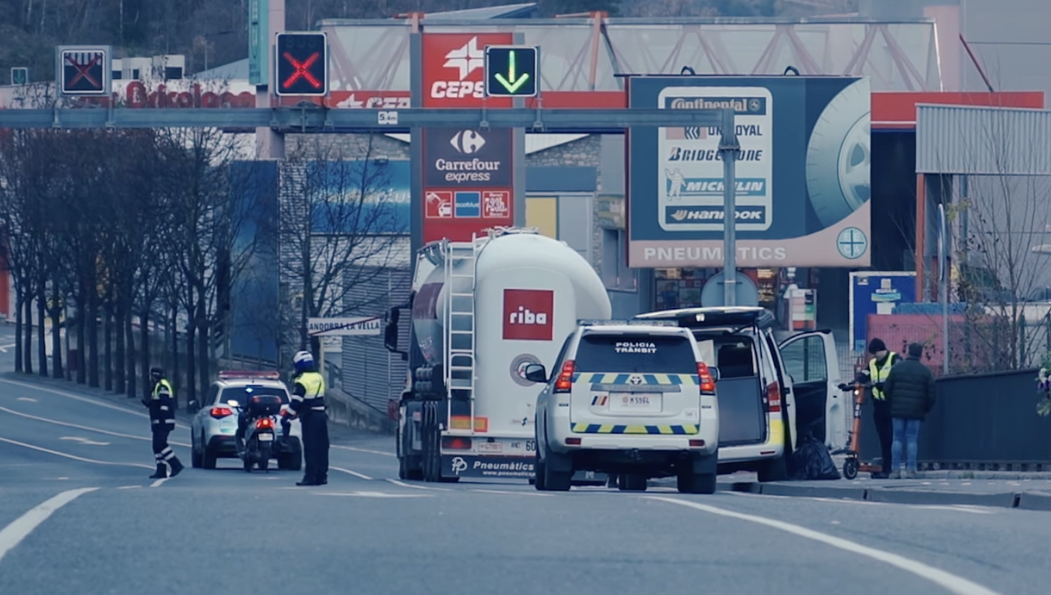 Punt on hi va haver l'accident amb la policia encara a lloc, revisant el patinet.