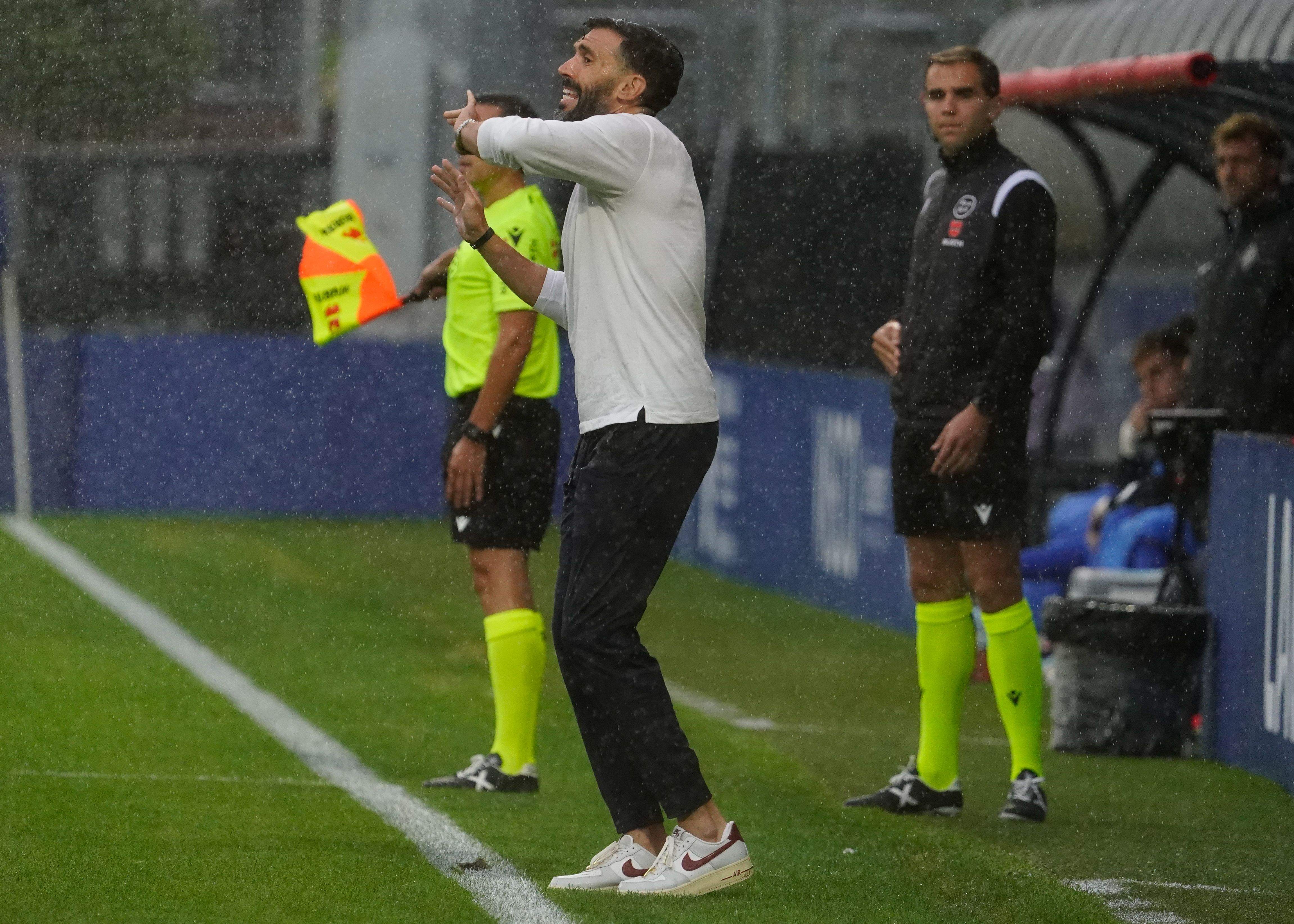 Eder Sarabia donant instruccions sota la pluja que durant molts moments va caure en el partit d'Amorebieta.