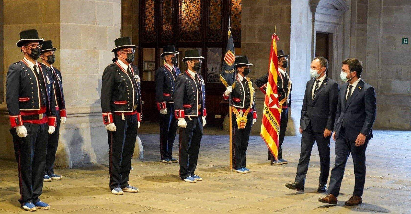 Espot i Aragonès accedint al Palau de la Generalitat el juliol del 2021.