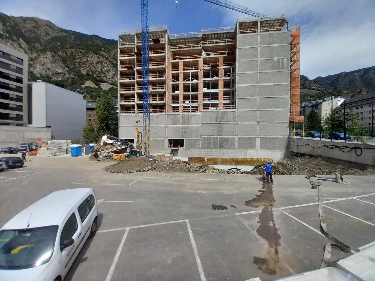 Espai on hauran d'anar els tres edificis, el del fons el promou la mateixa societat i es diu Olimpia.