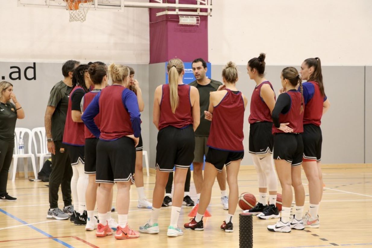 L'entrenador del Barça CBS, Isaac Fernandez dona instruccions a les jugadores aquest dimarts a Encamp.