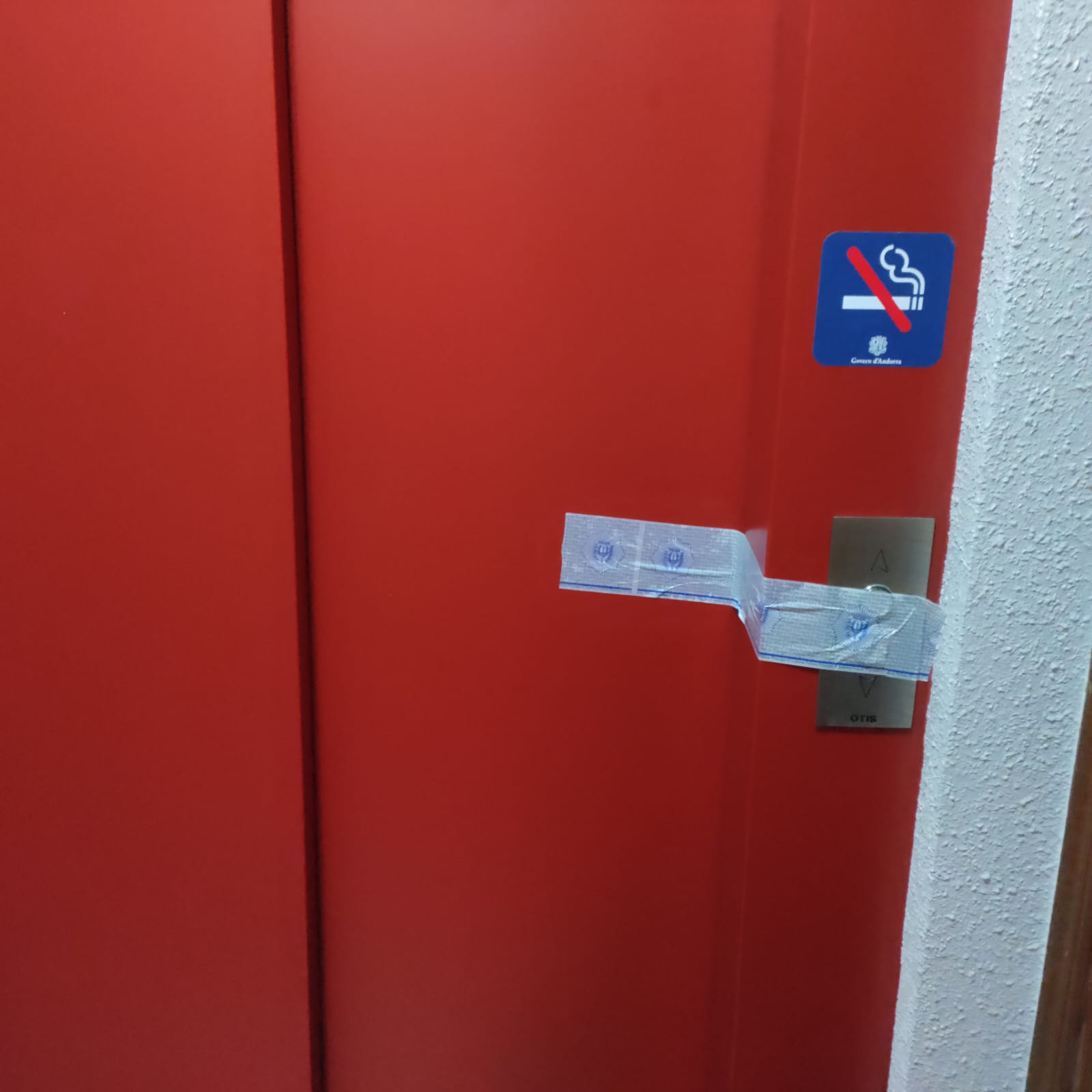 L'ascensor precintat a la Borda del Jaile.