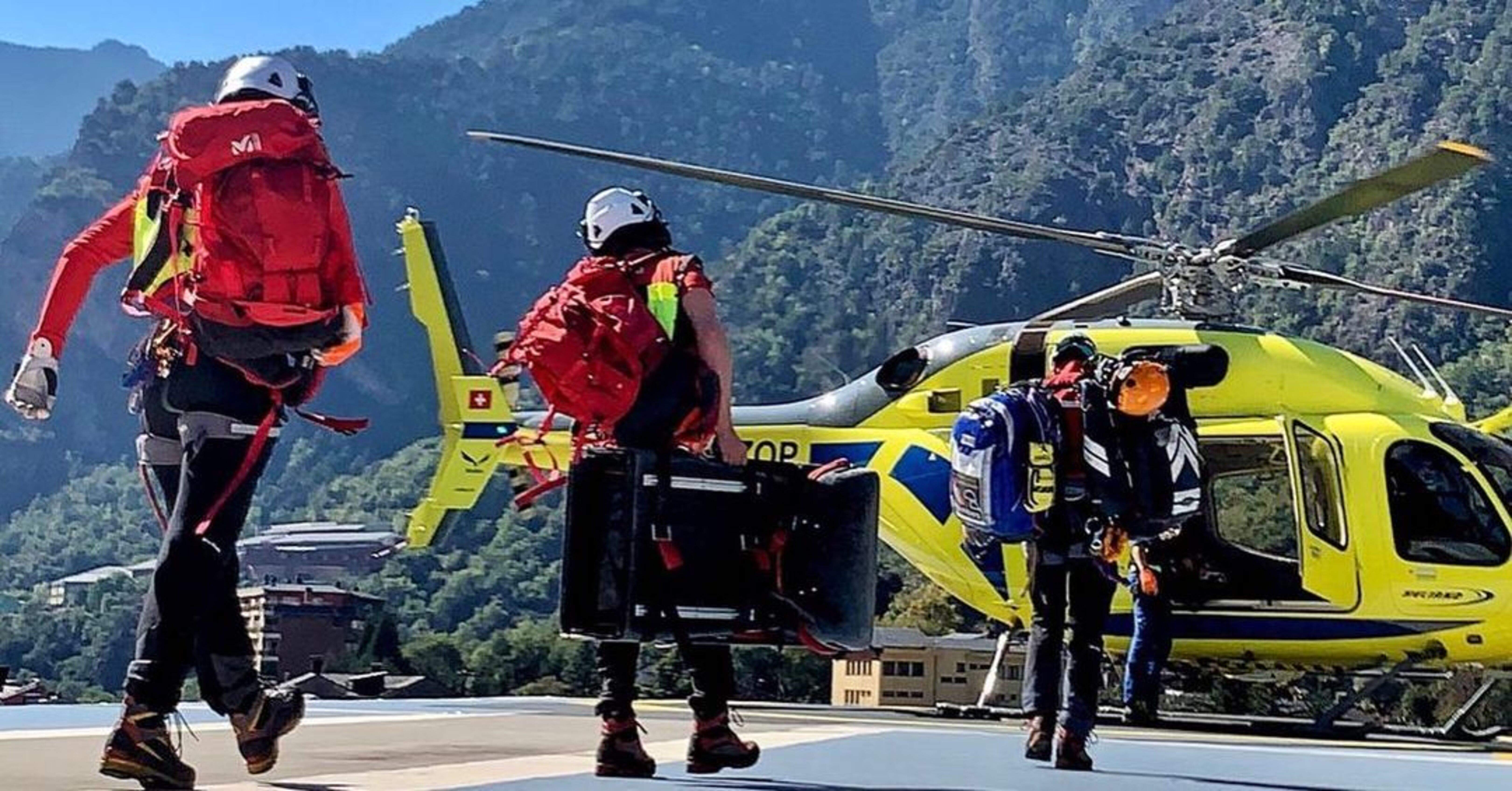Bombers preparant-se per acudir a un rescat.