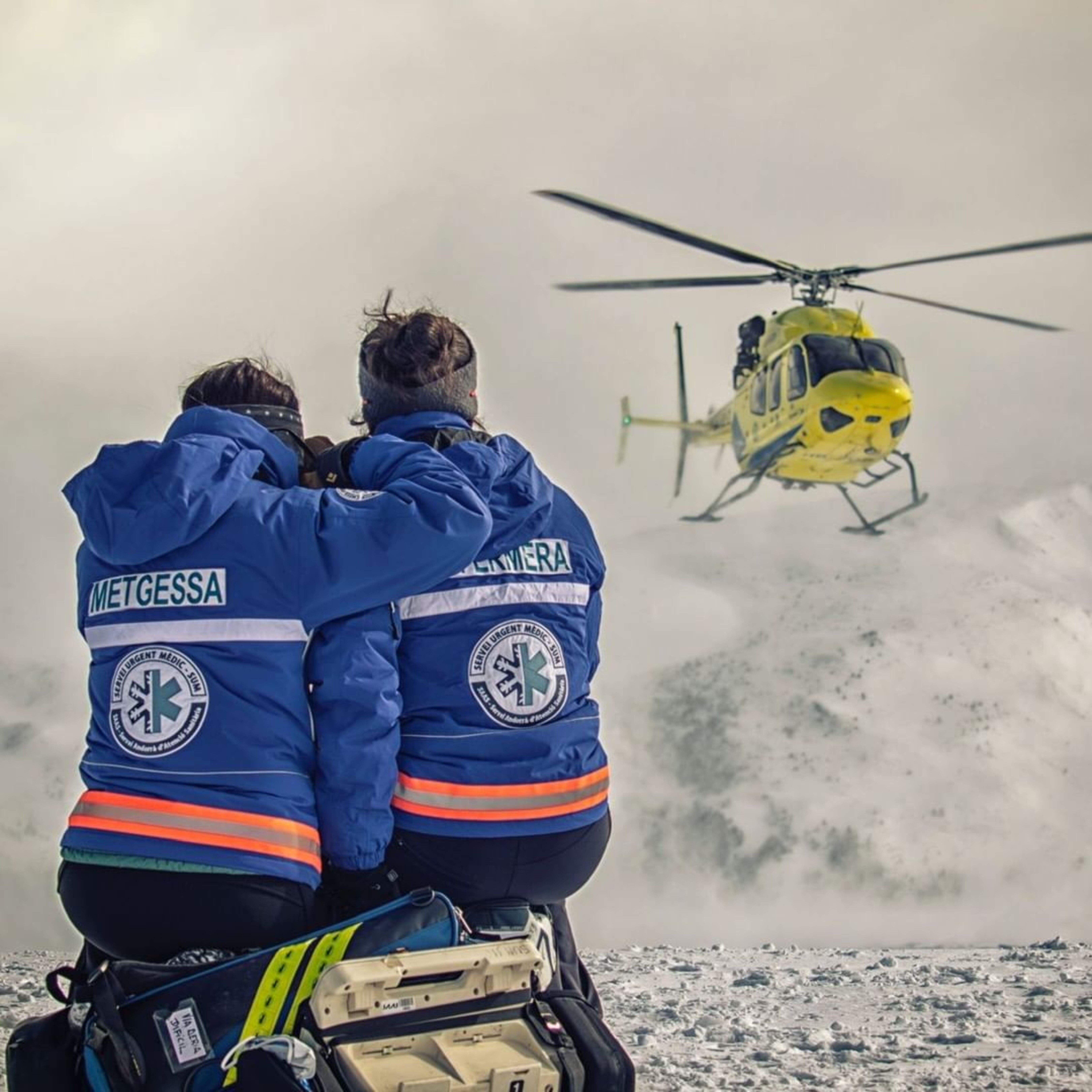 Una metgessa i una infermera en un servei a pistes del SUM.