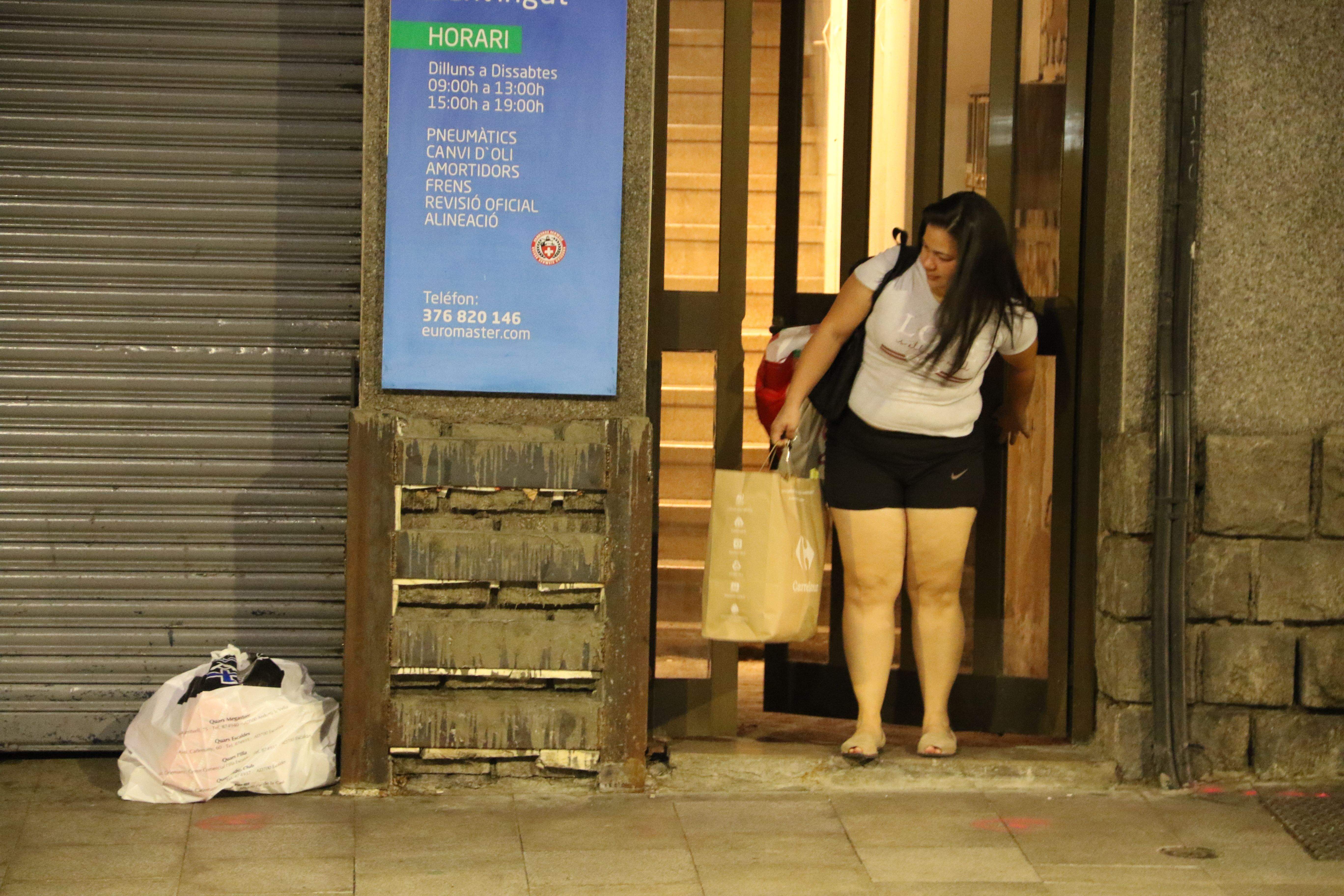 Una veïna de l'edifici marxant aquesta nit mateix.