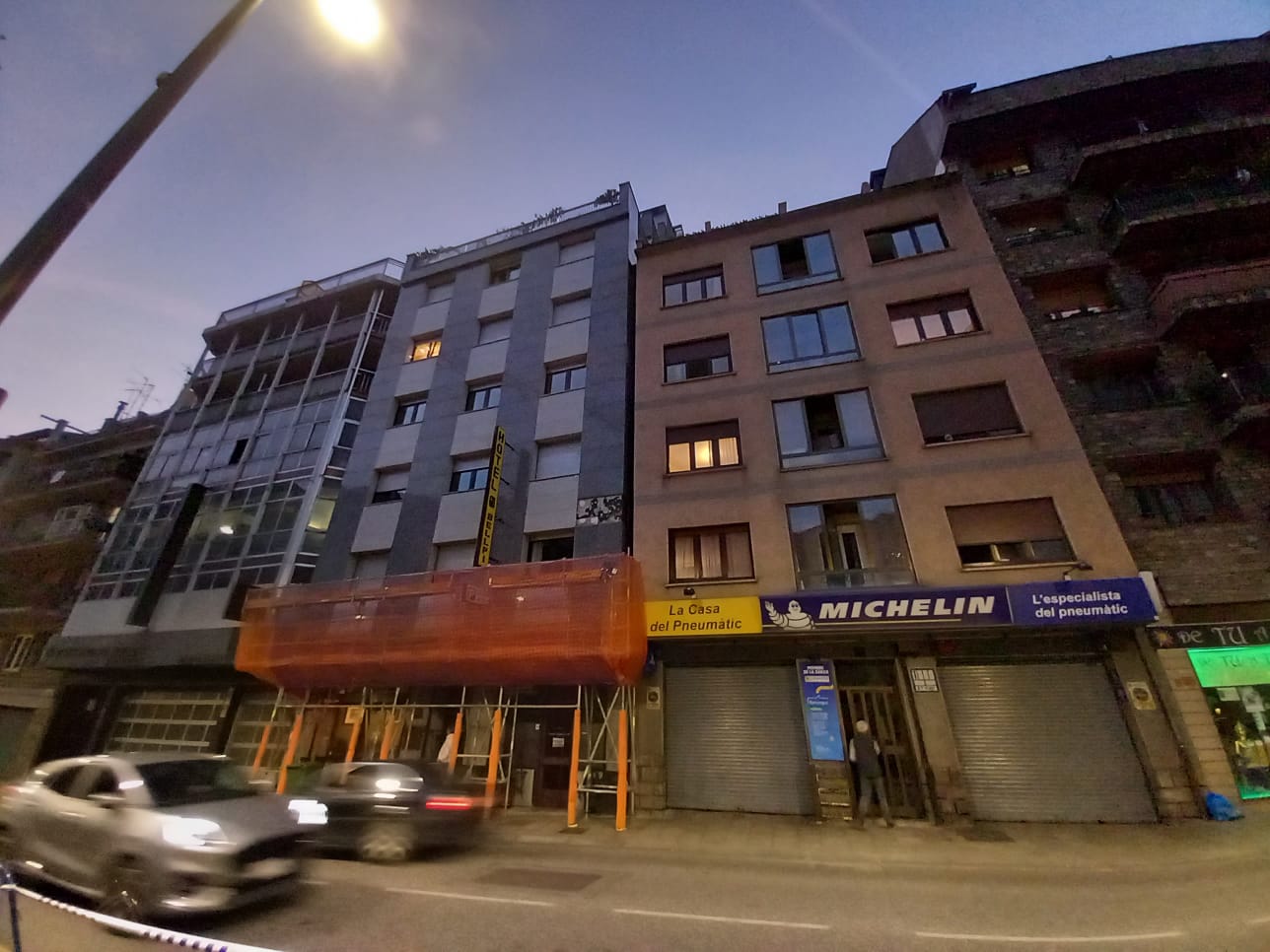 Un veí entrant a l'edifici número 28.