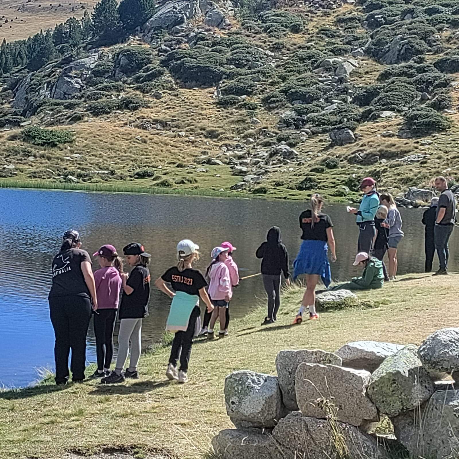 Infants i monitors en l'activitat de pesca sense mort a l'estany del Cubil.