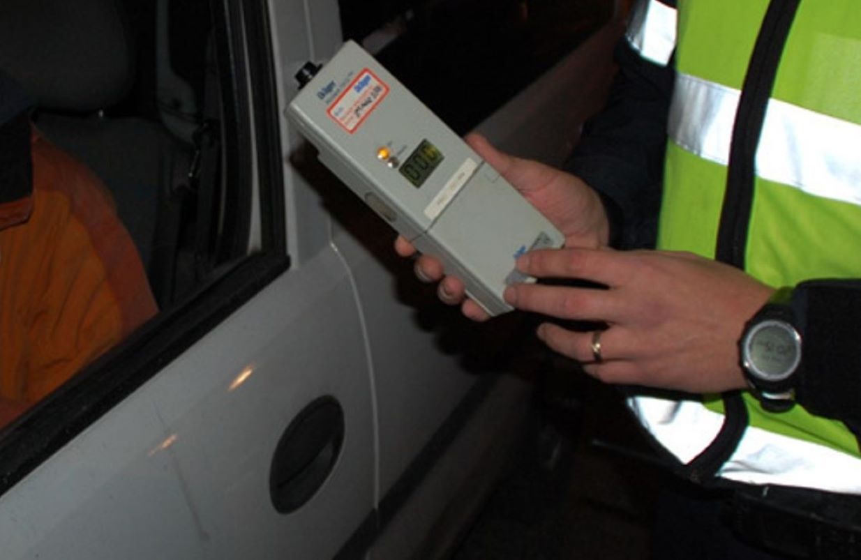 Un agent de policia en un control d'alcoholèmia.