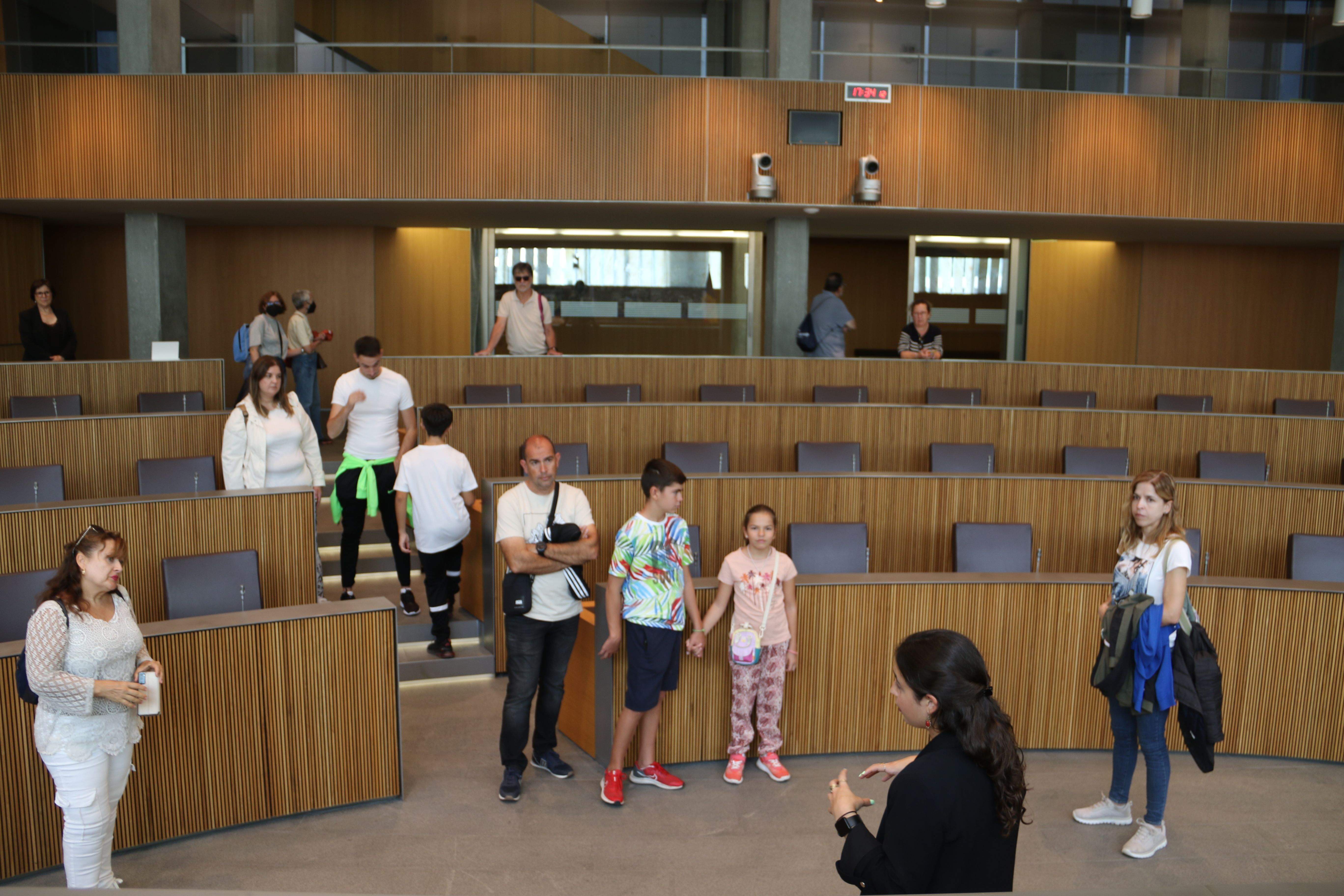 La guia donant explicacions als visitants.