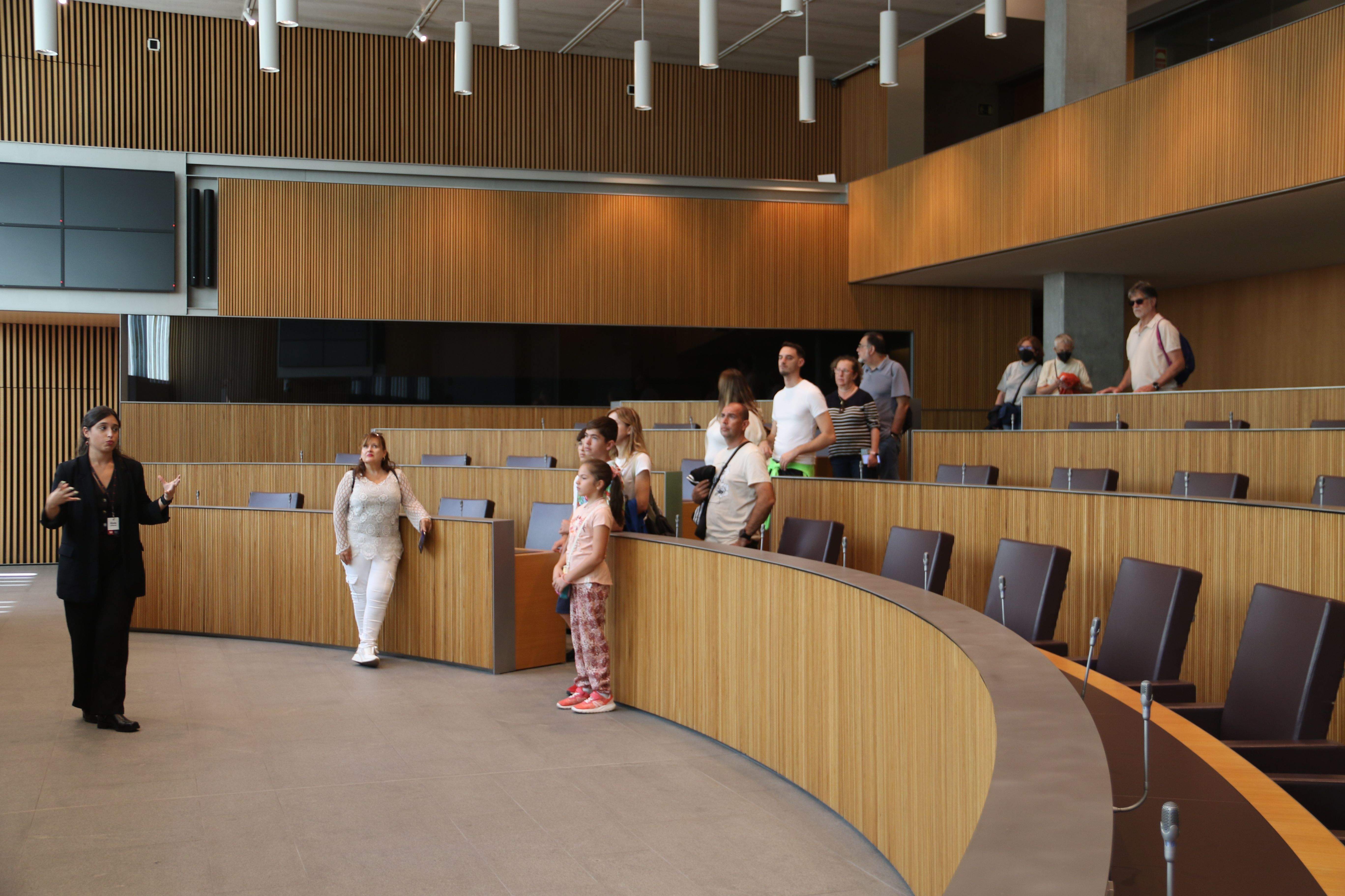 La guia donant explicacions als visitants.