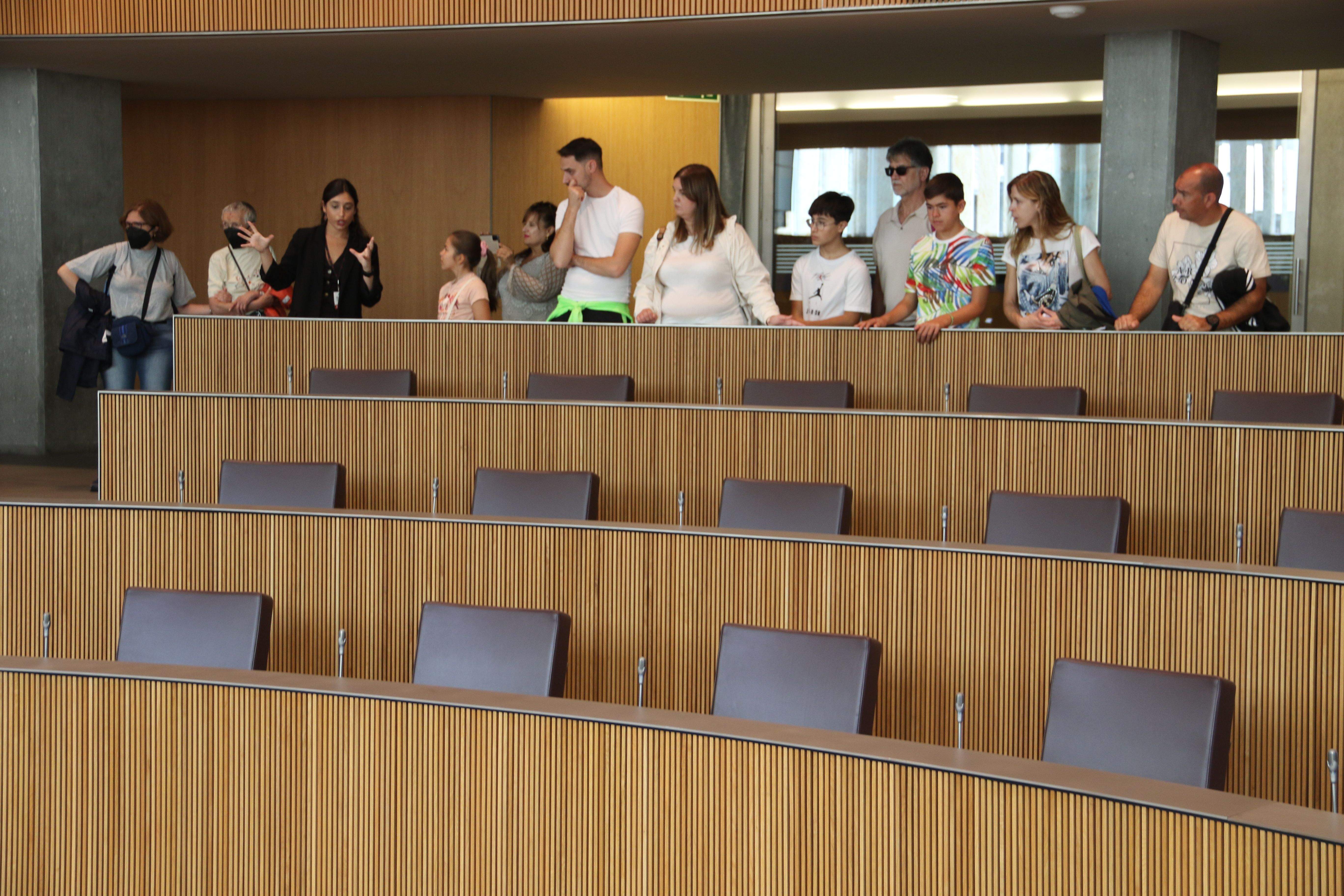 La guia donant explicacions als visitants.