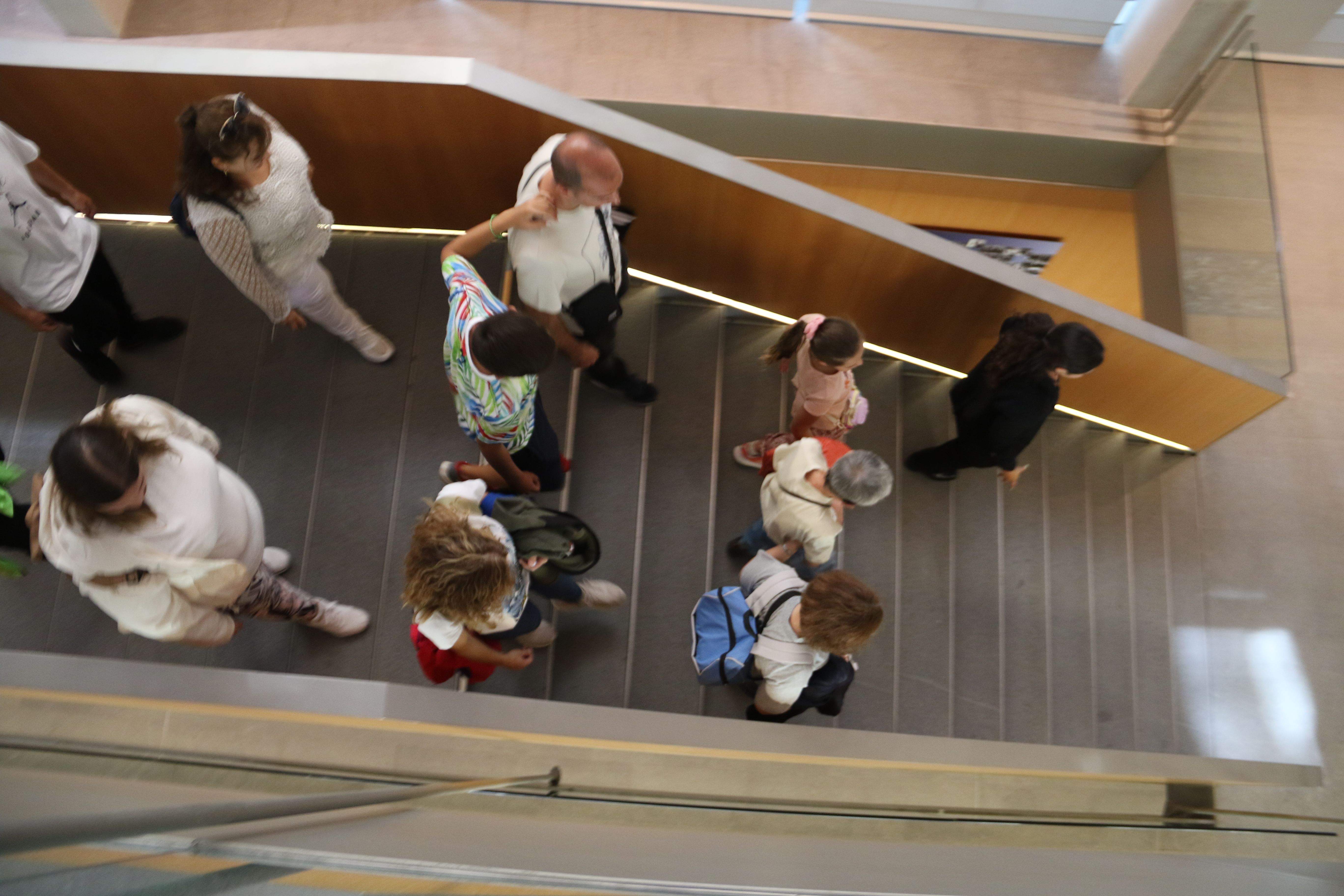 Els visitants baixant cap a la planta de l'hemicicle.