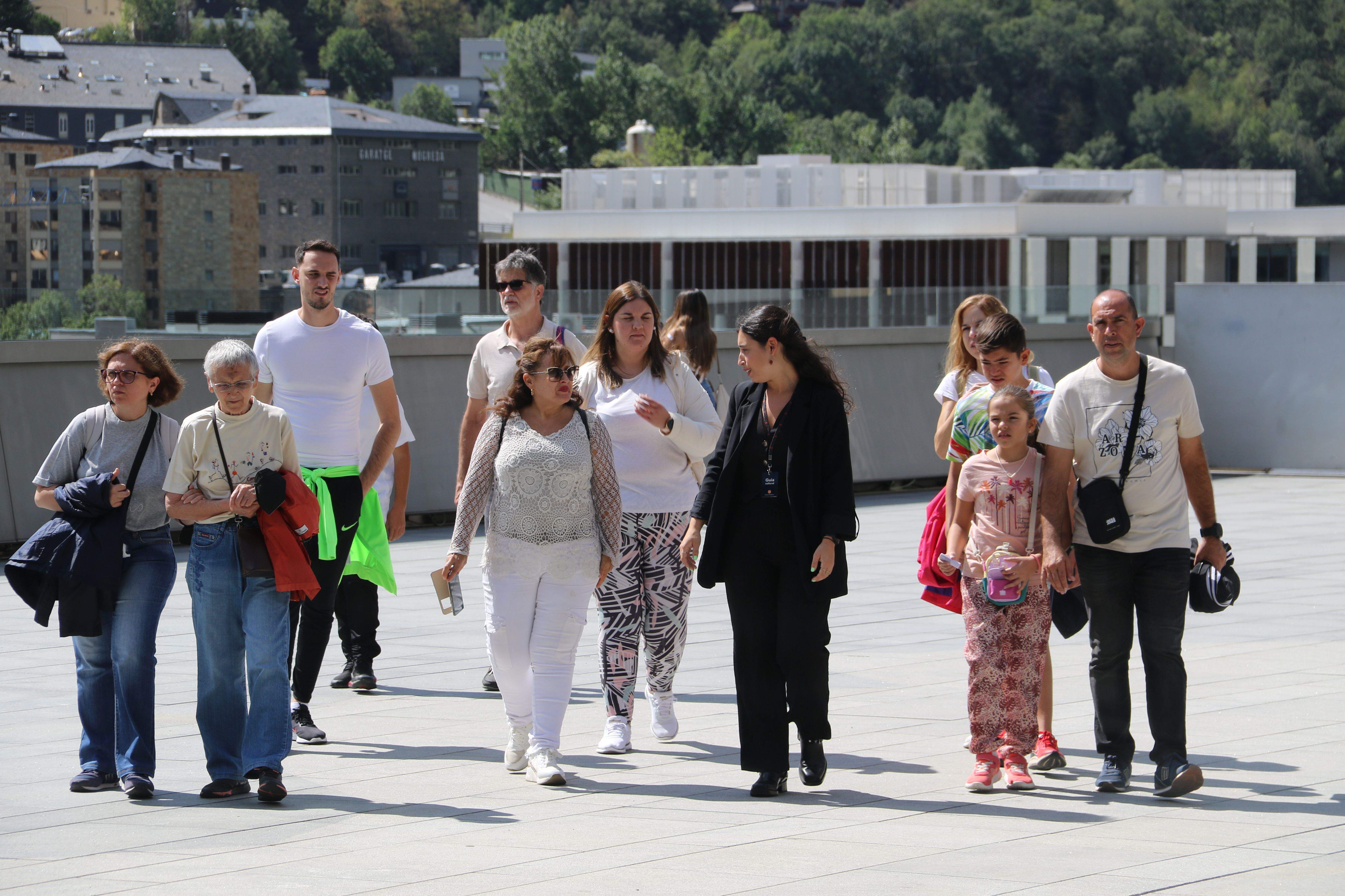 El grup de visitants arribant al nou Consell General.
