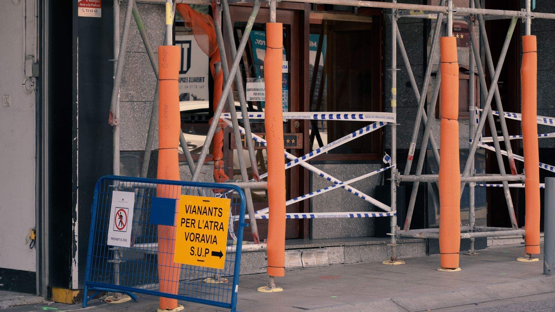 L'entrada de l'hotel Bellpí ben precintada.