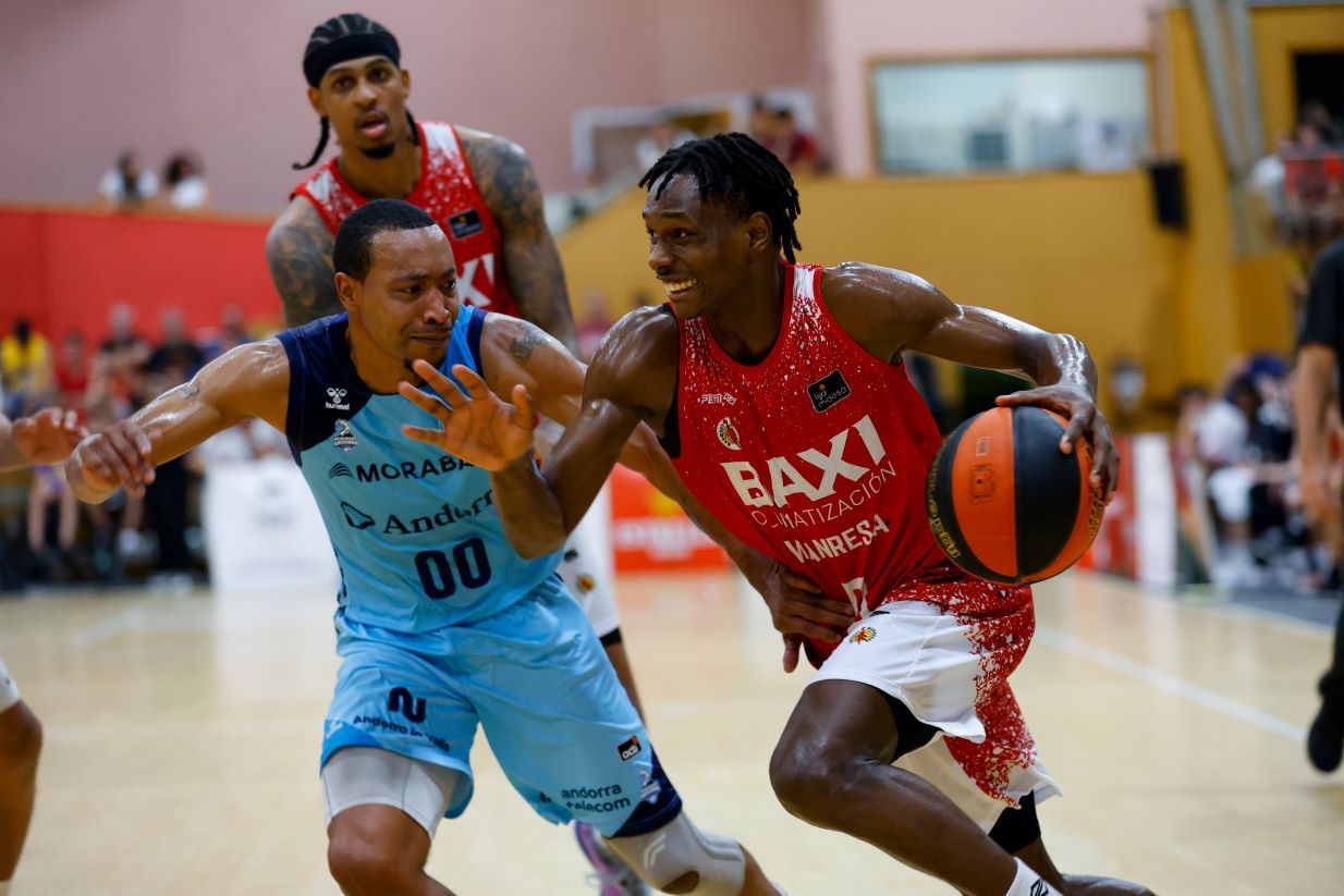 Brancou Badio intenta marxar del marcatge de Goudelock amb Robinson al darrere.