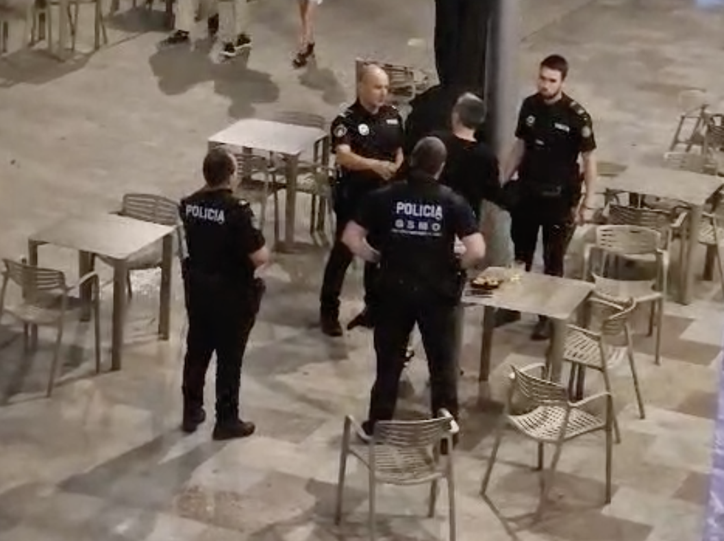 Els quatre policies que van anar a demanar explicacions a l'home que acabaria detingut, al centre. Els quatre policies que van anar a demanar explicacions a l'home que acabaria detingut, al centre.