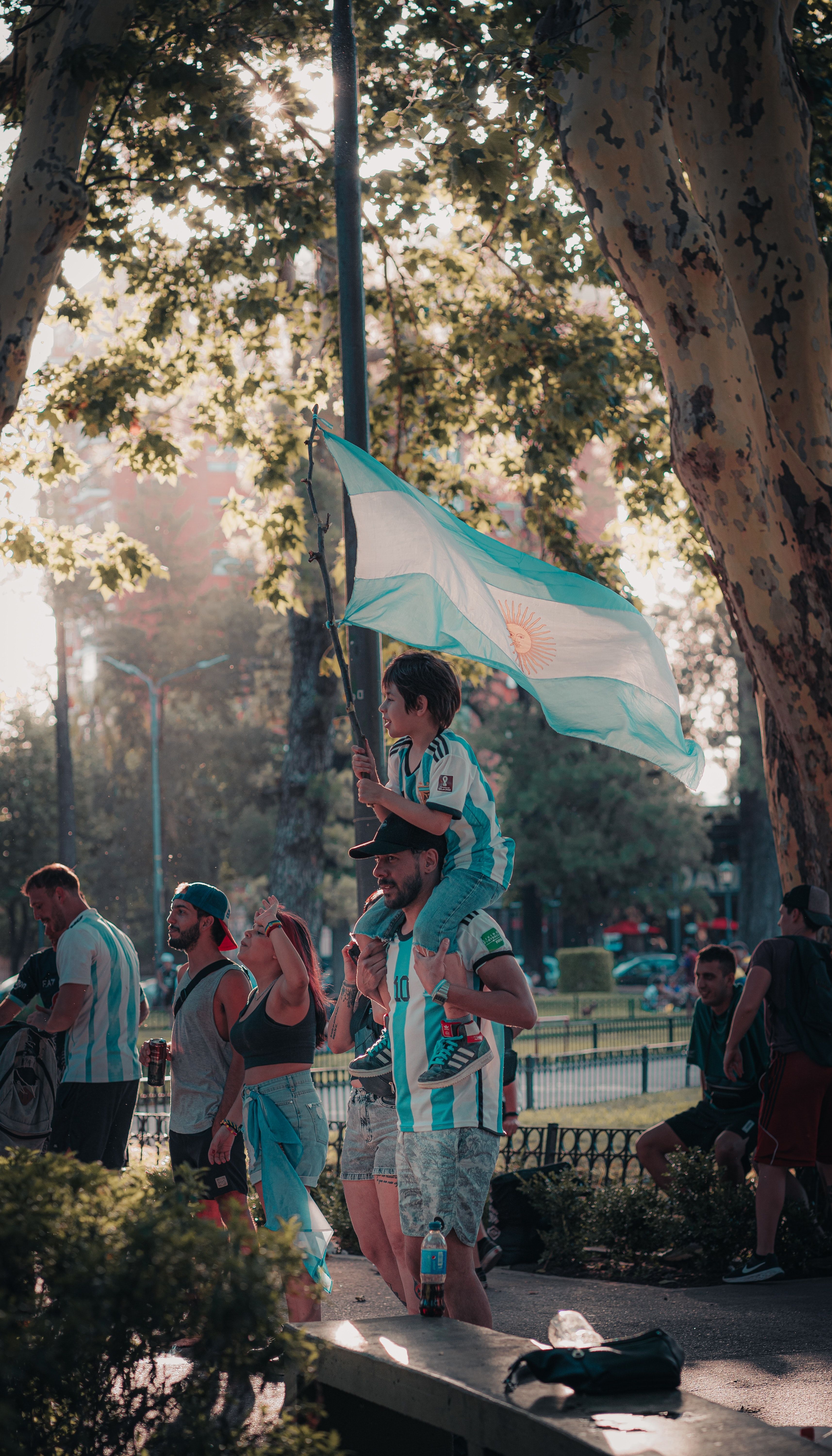 Un infant onejant la bandera argentina.