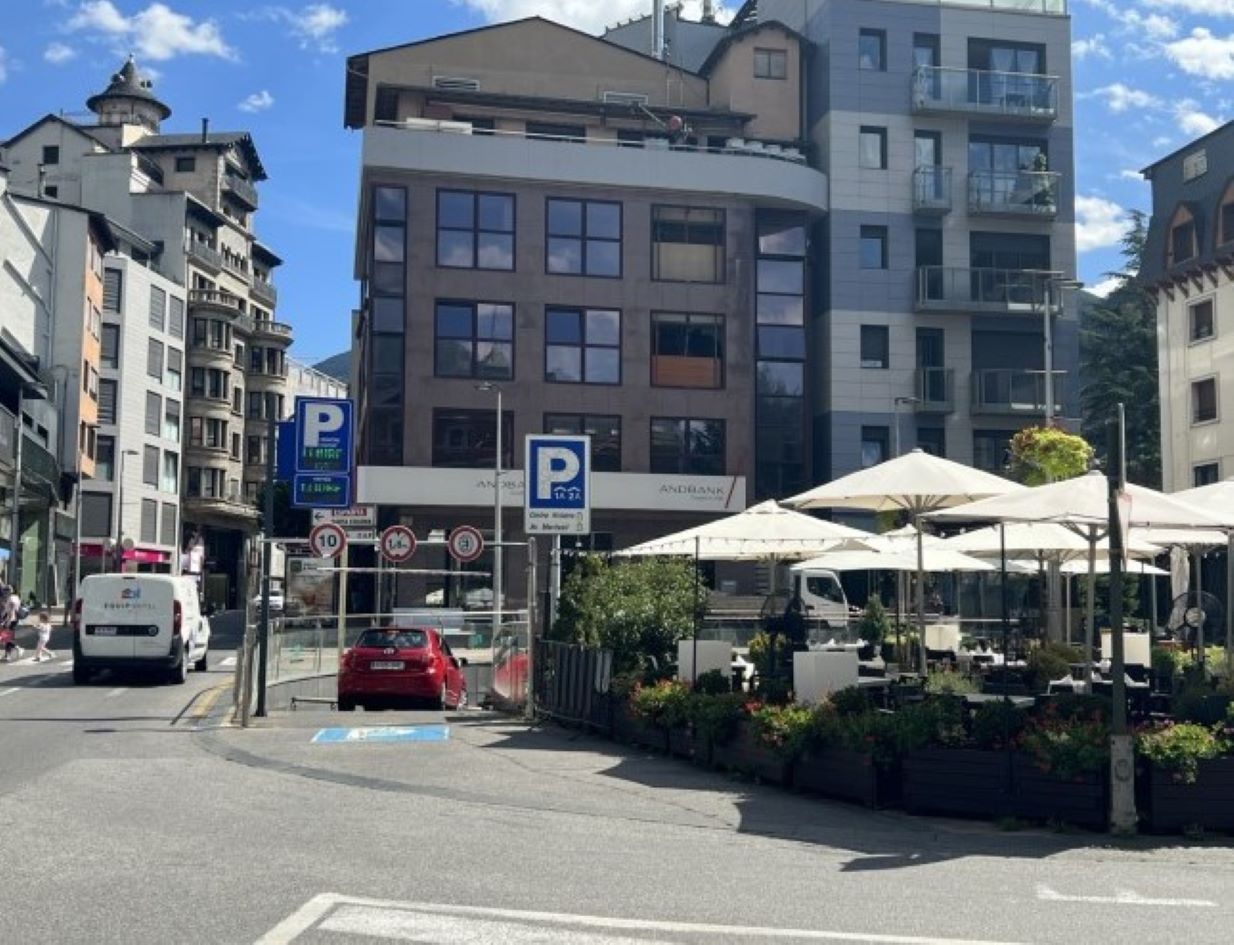 L'entrada a l'aparcament per la plaça Rebés.