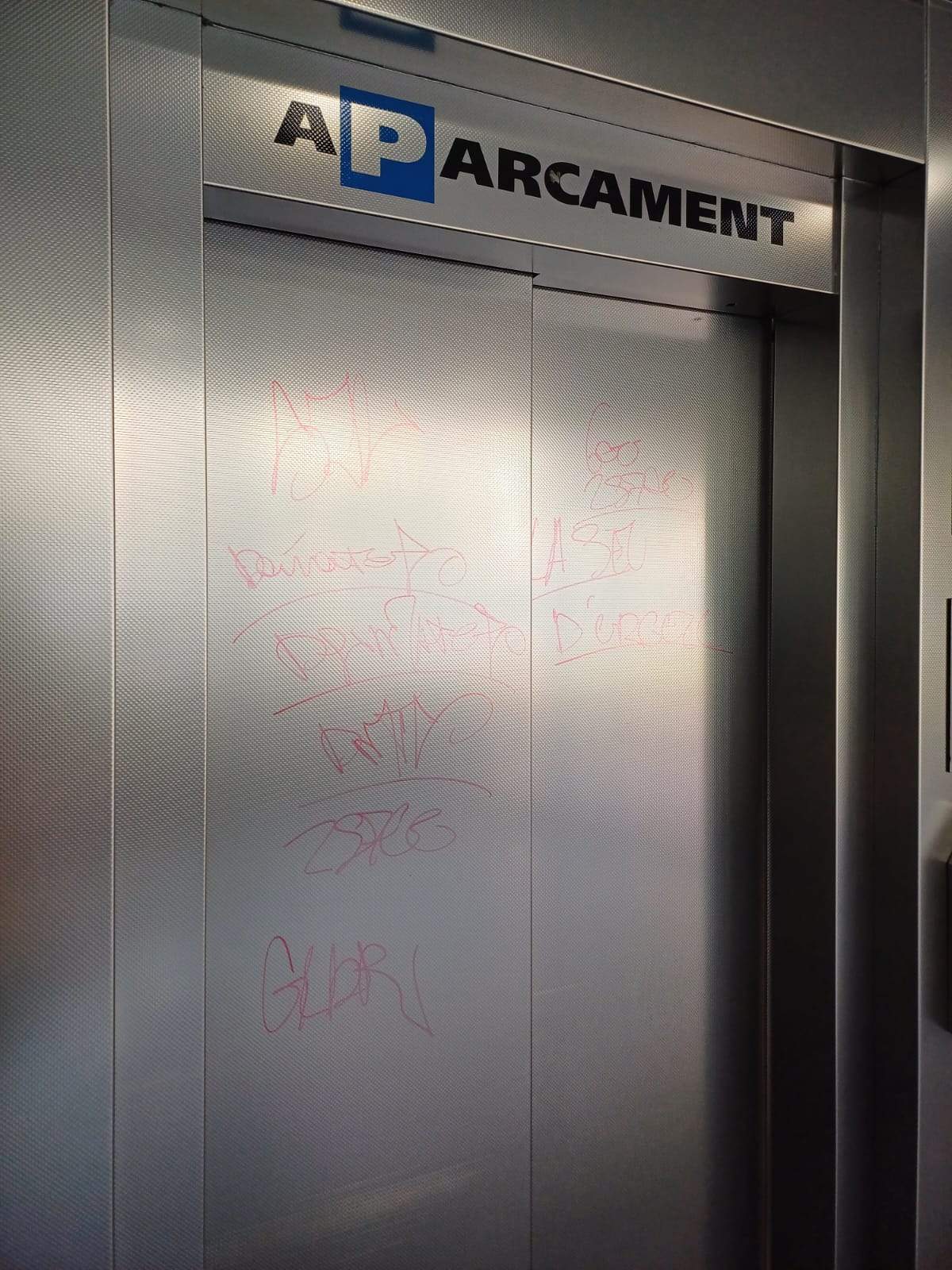 La porta d'un dels ascensors pintada.