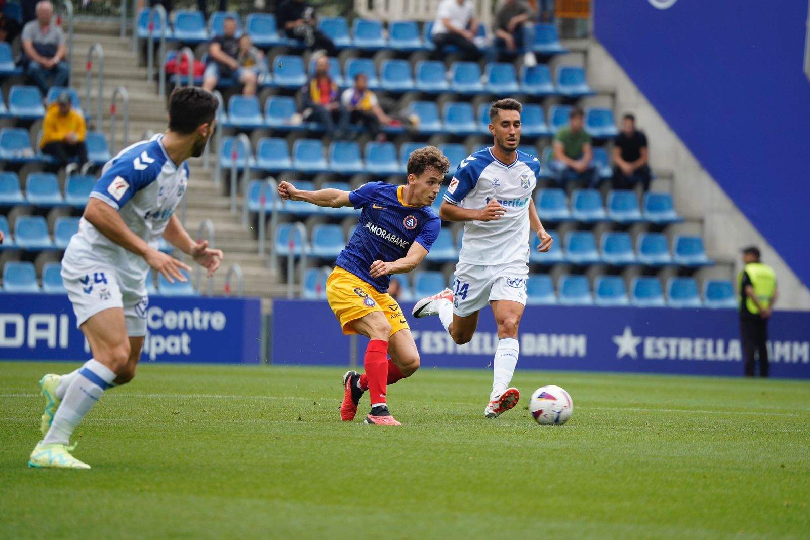 Jandro Orellana intentant filtrar una passada.