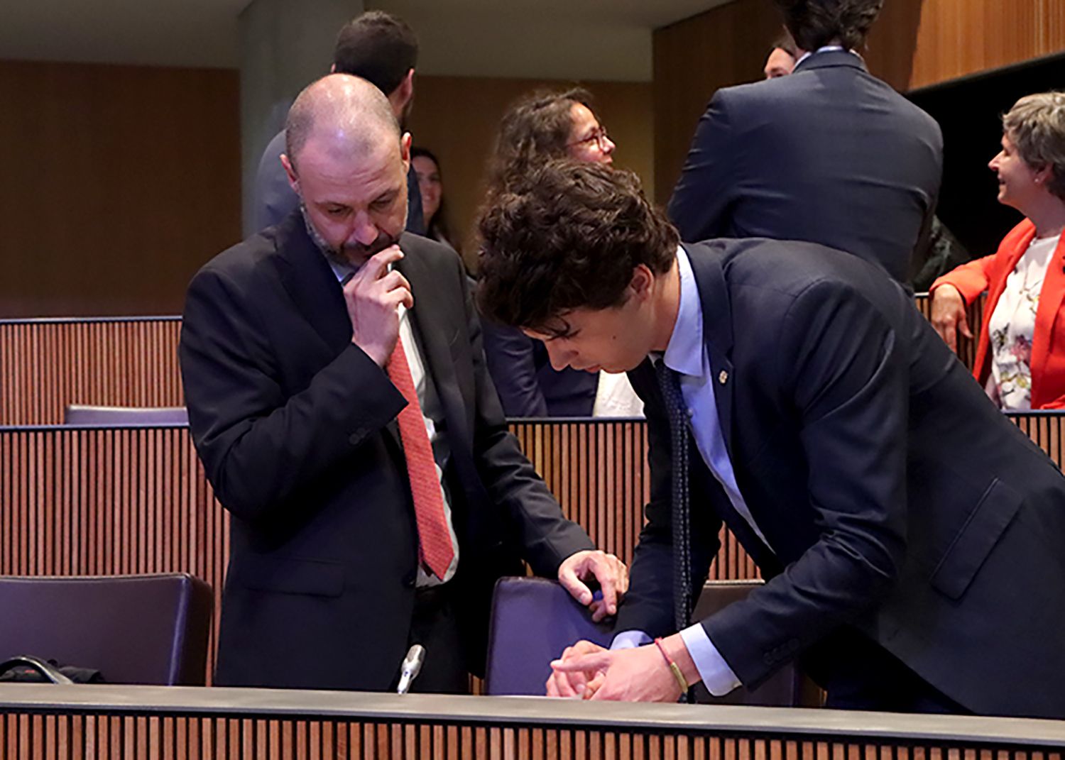 Jordi Casadevall, amb Pol Bartolomé, a l'hemicicle parlamentari.